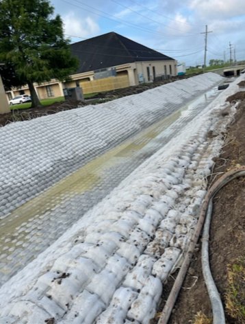 Another successful pour with Er-Con Technologies, LLC! Our team partnered with them to pour Ercoform Mats with Cables in Plaquemine. These custom mats help with erosion control and protect pipelines from bed degradation and regular high flows.