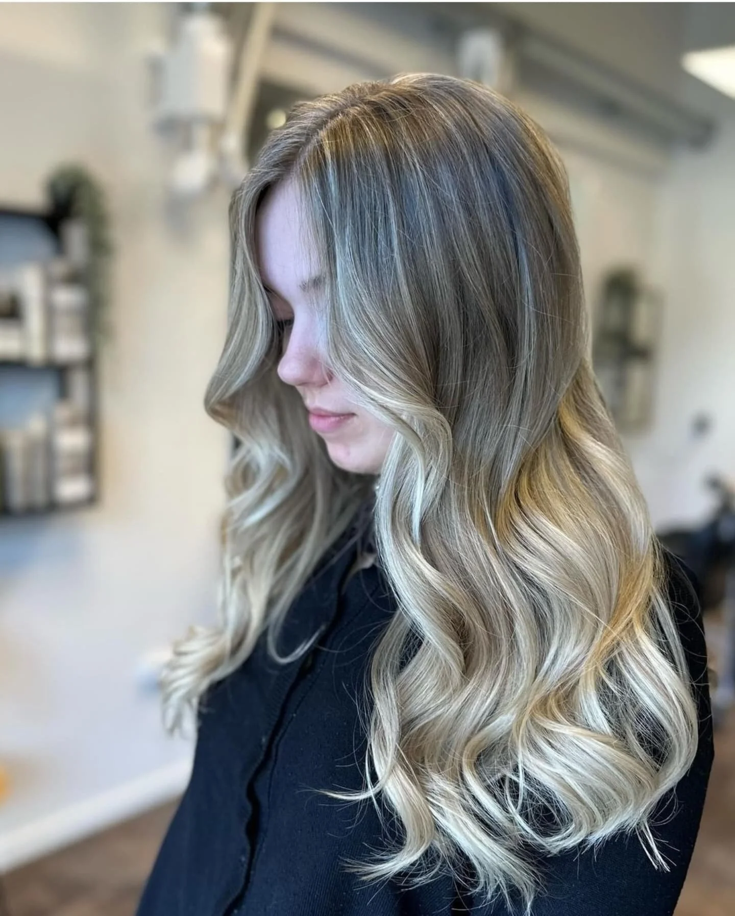 Vi starter en smuk efter&aring;rsuge ud med dette smukke crispy blonde look af den dygtige #BleachColorist @by_marie_p 🤌🫶✨️

F&aring; et overblik over landets h&aring;rfarveforvandlingseksperter via www.bleachcolorister.dk (LINK I BIO)

👩&zwj;🎨👨