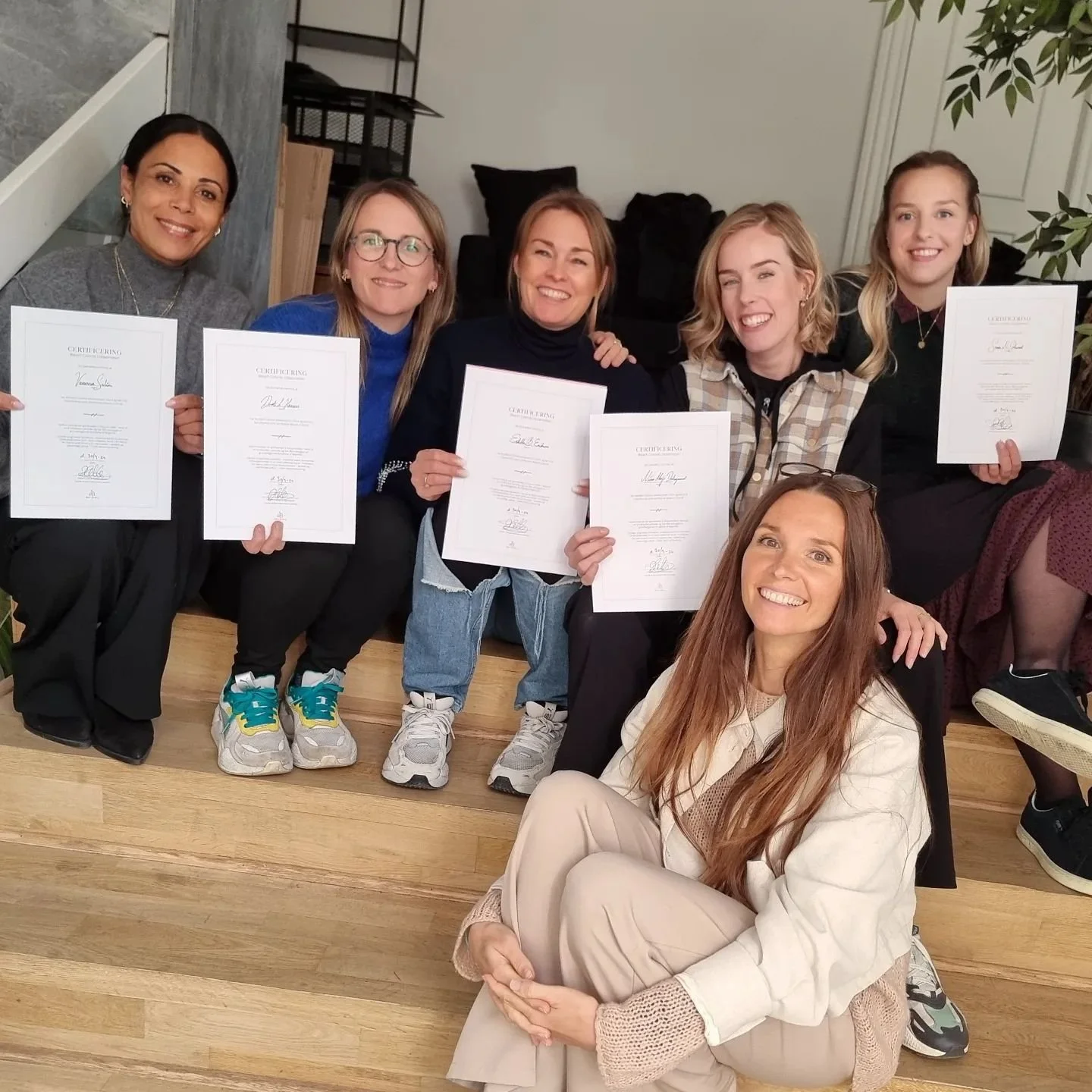 2024 &Aring;rets sidste Colorist hold s&aring; s&aring;dan h&eacute;r ud!🫶
Dygtige, s&oslash;de og smukke mennesker ☺️👏✨️🩷

Bleach.bleach.bleach holder pt. ferie ift. flere Colorist hold resten af &aring;ret, men vender st&aelig;rkt tilbage i 2025