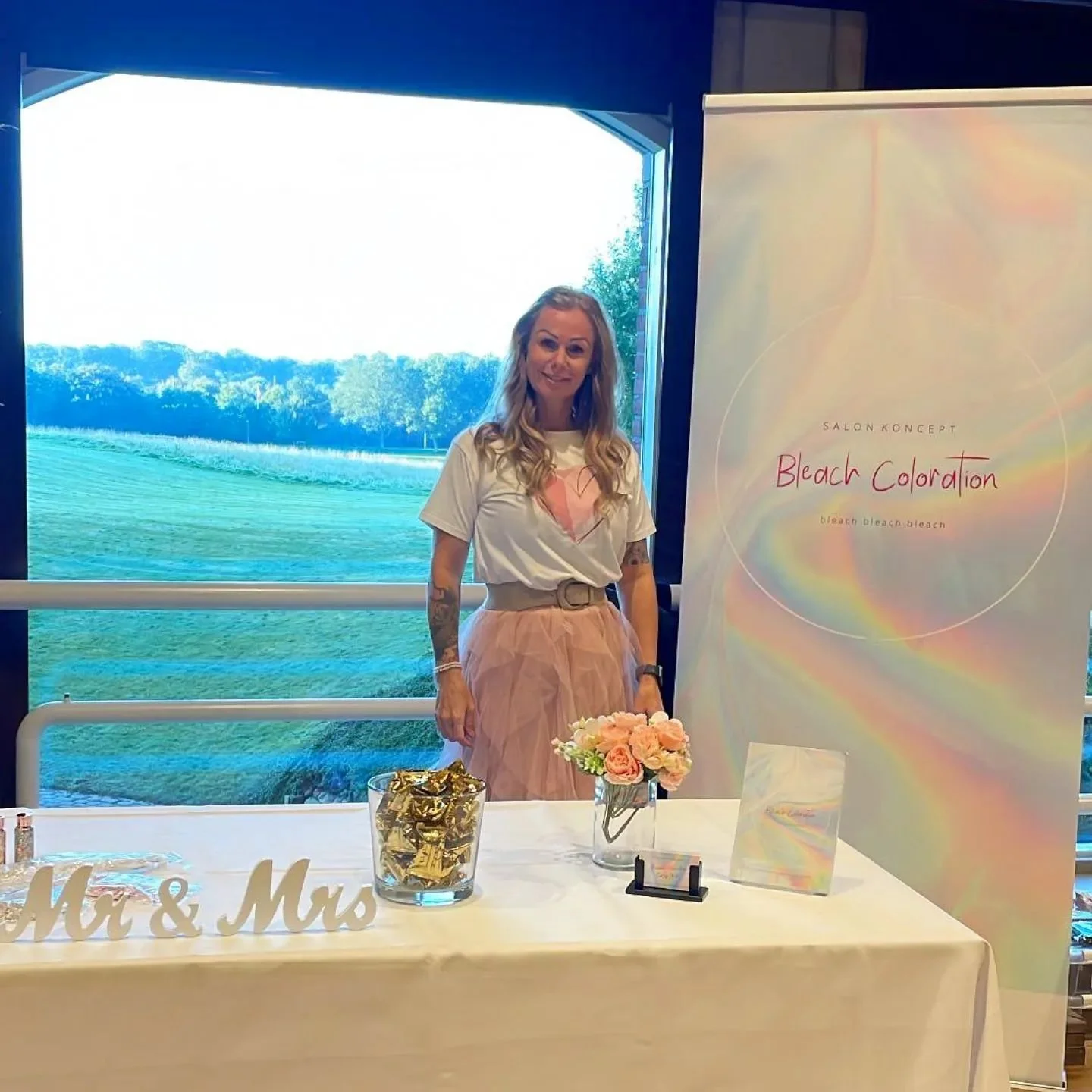 I weekenden var dygtige #BleachColorist @mr.and.mrs.by.tanja.nicole 💪💓 ude og flage med markedets mest unikke h&aring;rfarveforvandlingskoncept 👉 ✨️BLEACH COLORATION✨️ til Brude og festmesse! 🫶

Vi er s&aring; glade og stolte over modtagelsen af 