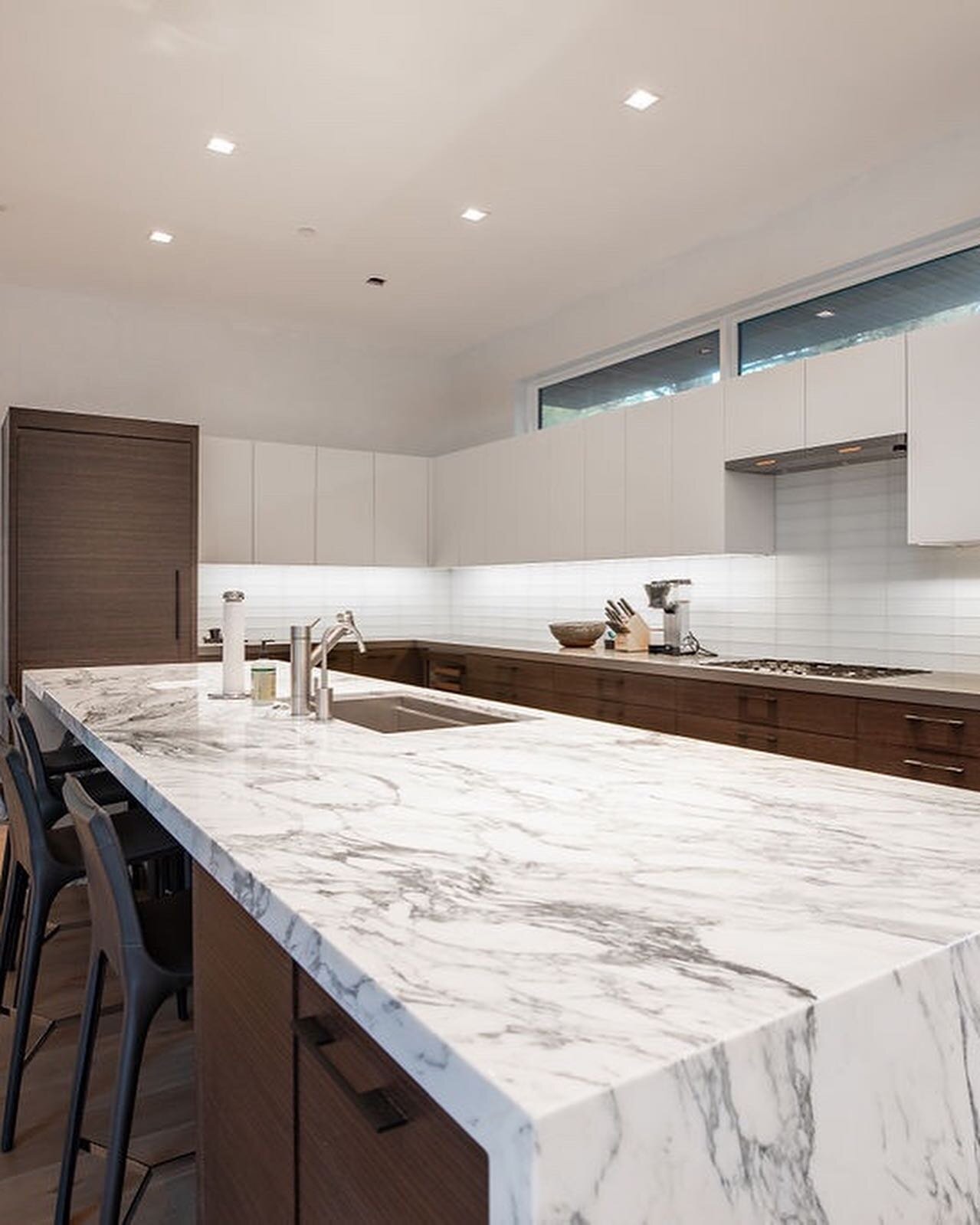 We love a marble kitchen moment 
#kitchencountertops #marbleslabsoftheday #aspenarchitect #architecturephotography