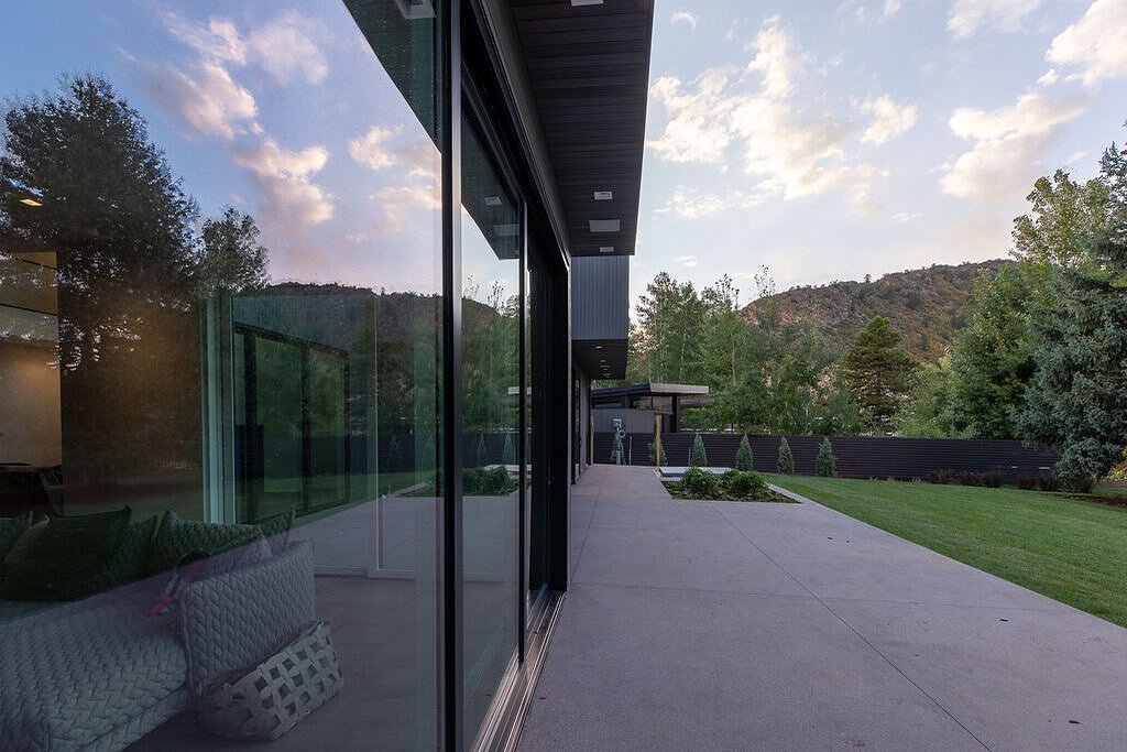 We all need to reflect every once in a while #luxuryhomes #mountainliving #aspenarchitect #architecturephotography #windowtreatments #pellawindows #reflecting_perfection #reflections