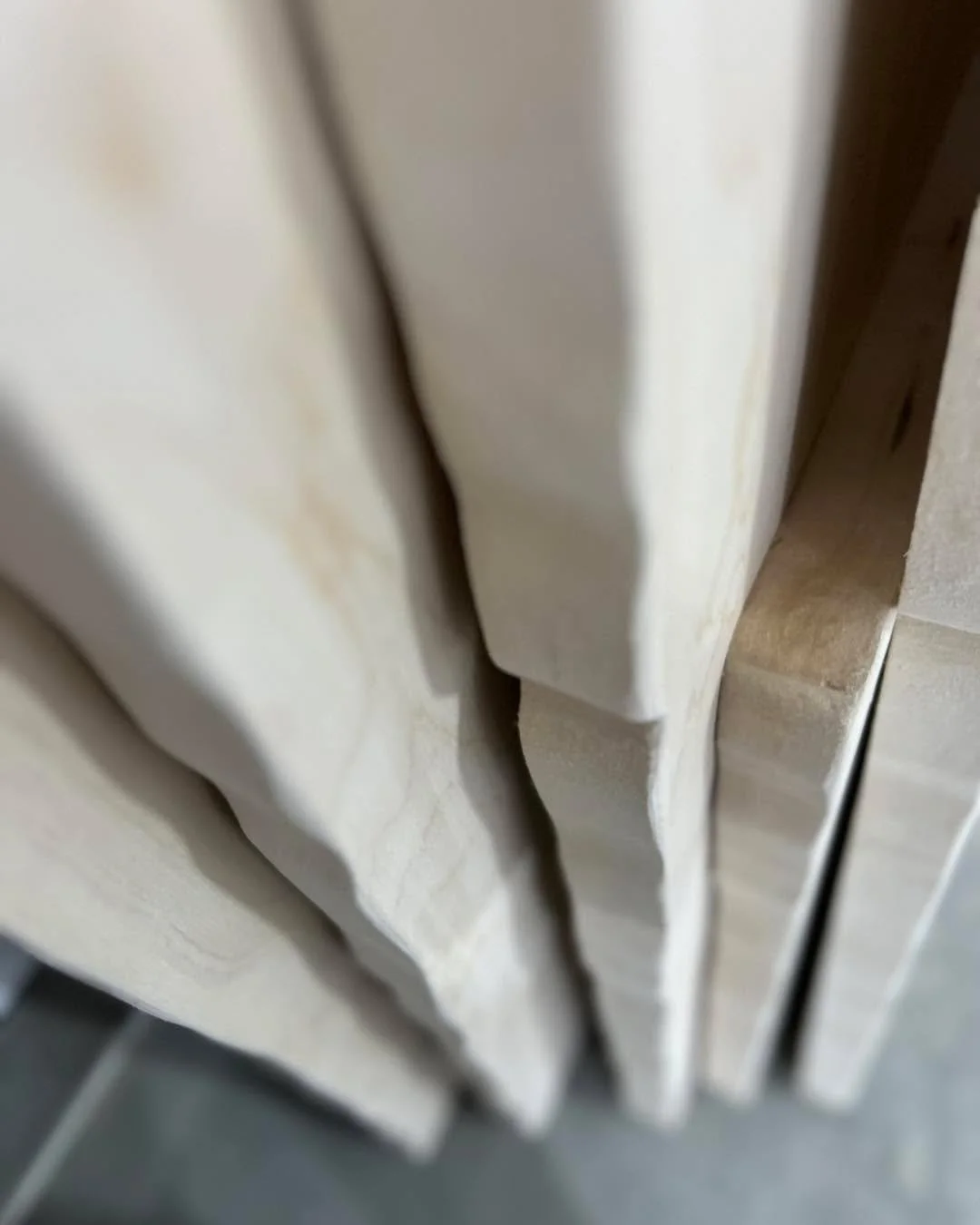 J&rsquo;ai travaill&eacute; toute la semaine derni&egrave;re &agrave; tailler mes nouveaux canevas sur panneaux de bois. Une technique bien diff&eacute;rente pour y arriver, mais tout aussi magnifique. Parce que dans la vie, rien n&rsquo;est droit ni