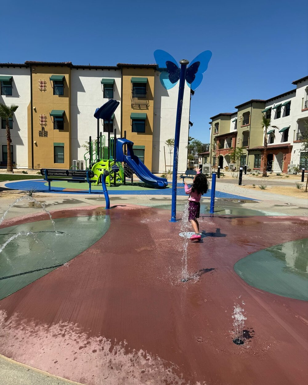 🌸 Spring has sprung in the Coachella Valley! ☀️ Recently, we had a delightful time watching the little ones enjoy the splash pad at Placitas Dolores Huerta in Coachella, while at Monarch in Palm Springs, families came together for some spring flower