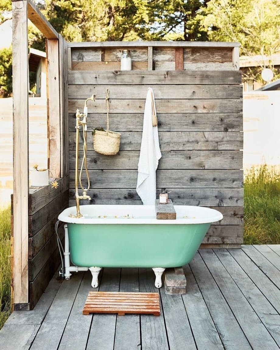 Bath in the backyard. I don't know about you but... yes, yes, yes!!
.
.
.
@designmediator #outdoortub #backyardupdates #backyard #yesyesyes #tubtime #clawfoottub #clawfootbathtub #bathinthebackyard #updates #futureprojects #santacruz #santacruznow #d