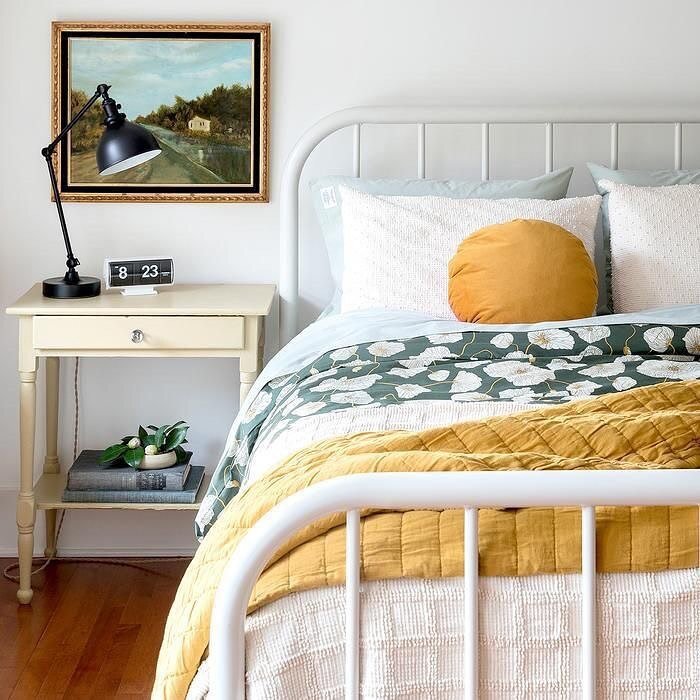 I'm loving this vintage style bedroom from @schoolhouse!!
.
.
.
#vintagestylebedroom #bedroomstyle #interiorstyle #bedroomlove #yellowvelvet #vintagepicks #1111designco