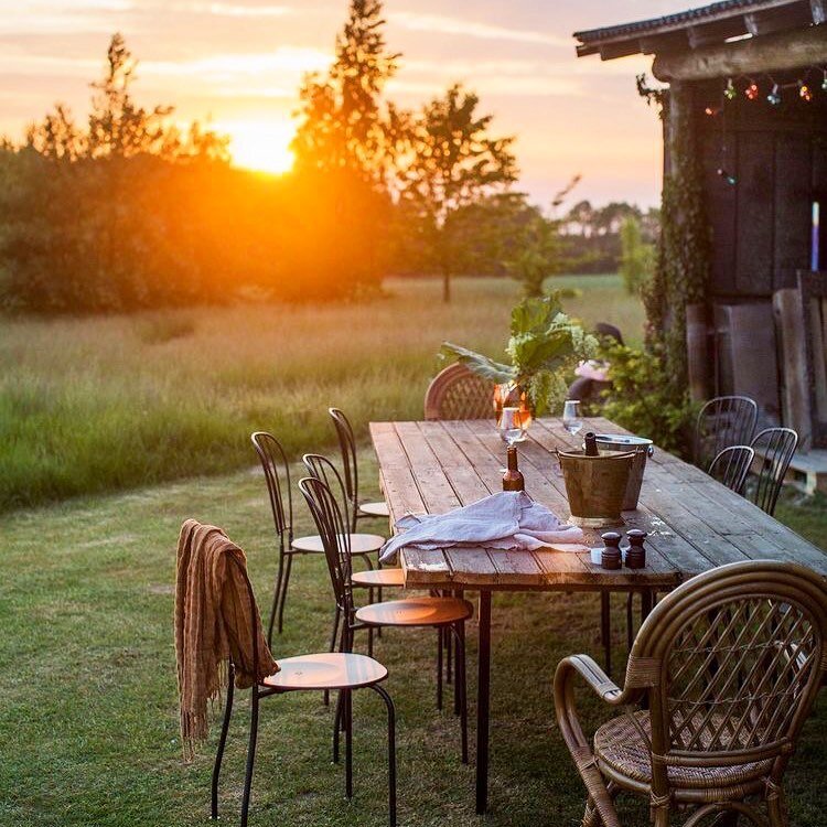 Summer Outdoor Dining!
.
.
.
#summeroutdoordining #sunset #dinneratsunset #outdoordining #summerdining #sunsetdining #countryliving #countrysetting #countrydining #fielddining #sunsetdinner