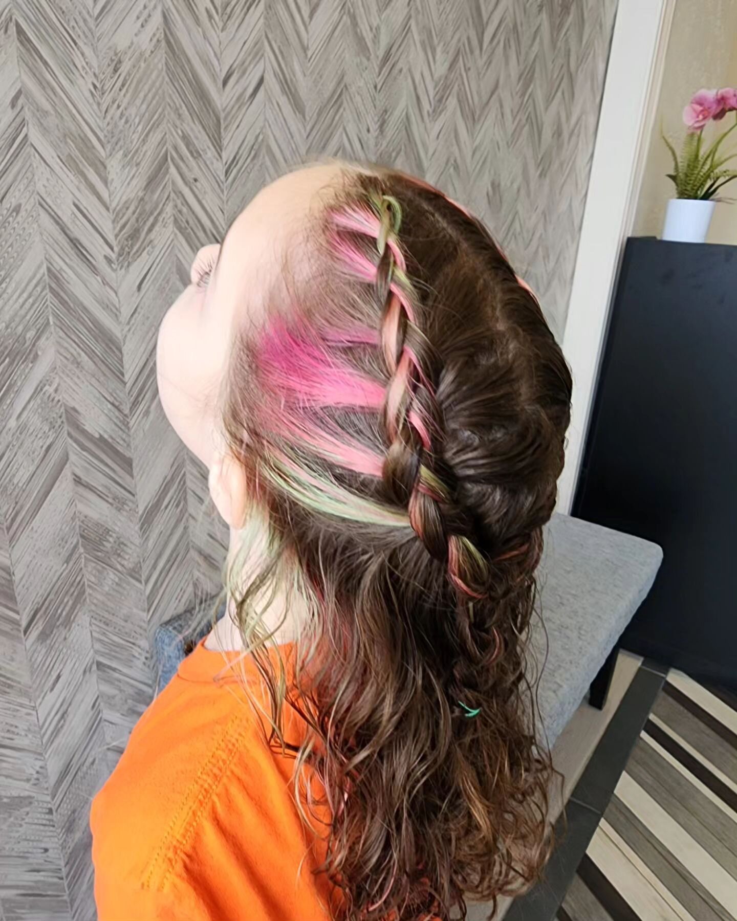 Happy to do Laras fun spring colors and some braids 🌷💐