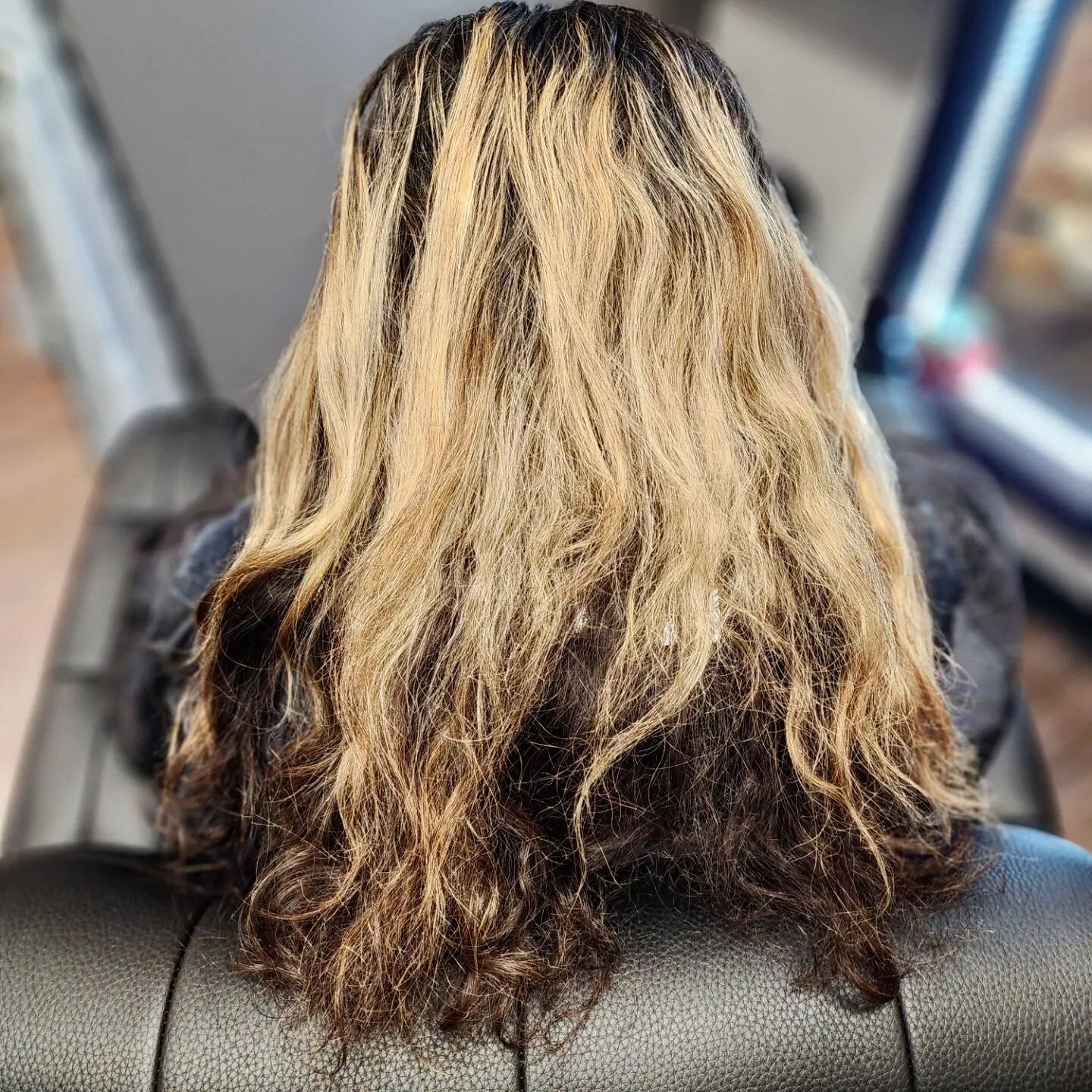 Swipe to see Izzys after 👀🔥
.
.
Izzy for sure needed a revamp! This color correction took about 4 hours. Including lowlights, refreshing the highlights, glossing (for tone and extra shine) a good trim, and a quick style.