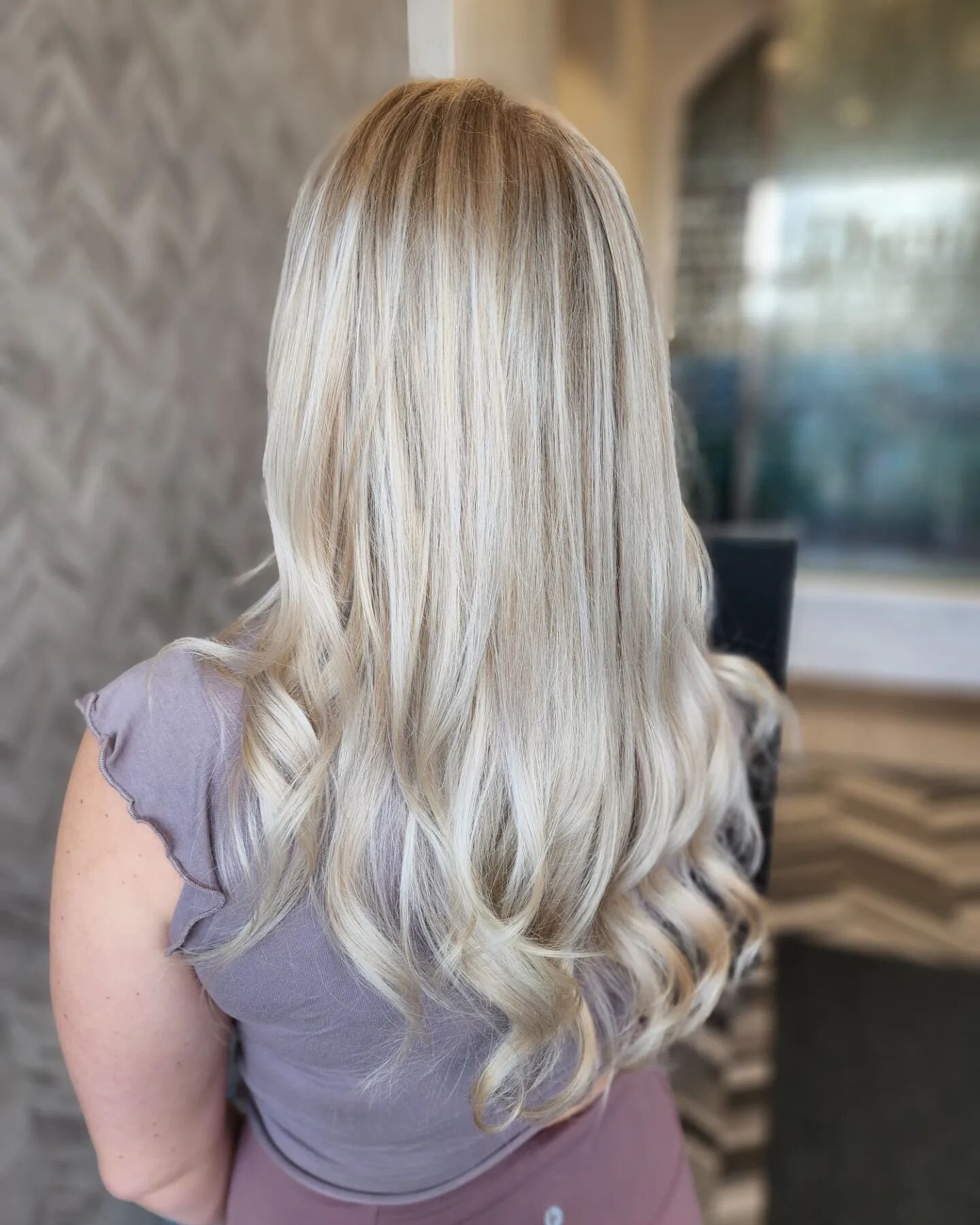 ❄️❄️
Going blonde isn't just about throwing bleach on the hair and calling it a day. I will always take care with the integrity of your hair so it can be long AND HEALTHY. 
❄️❄️