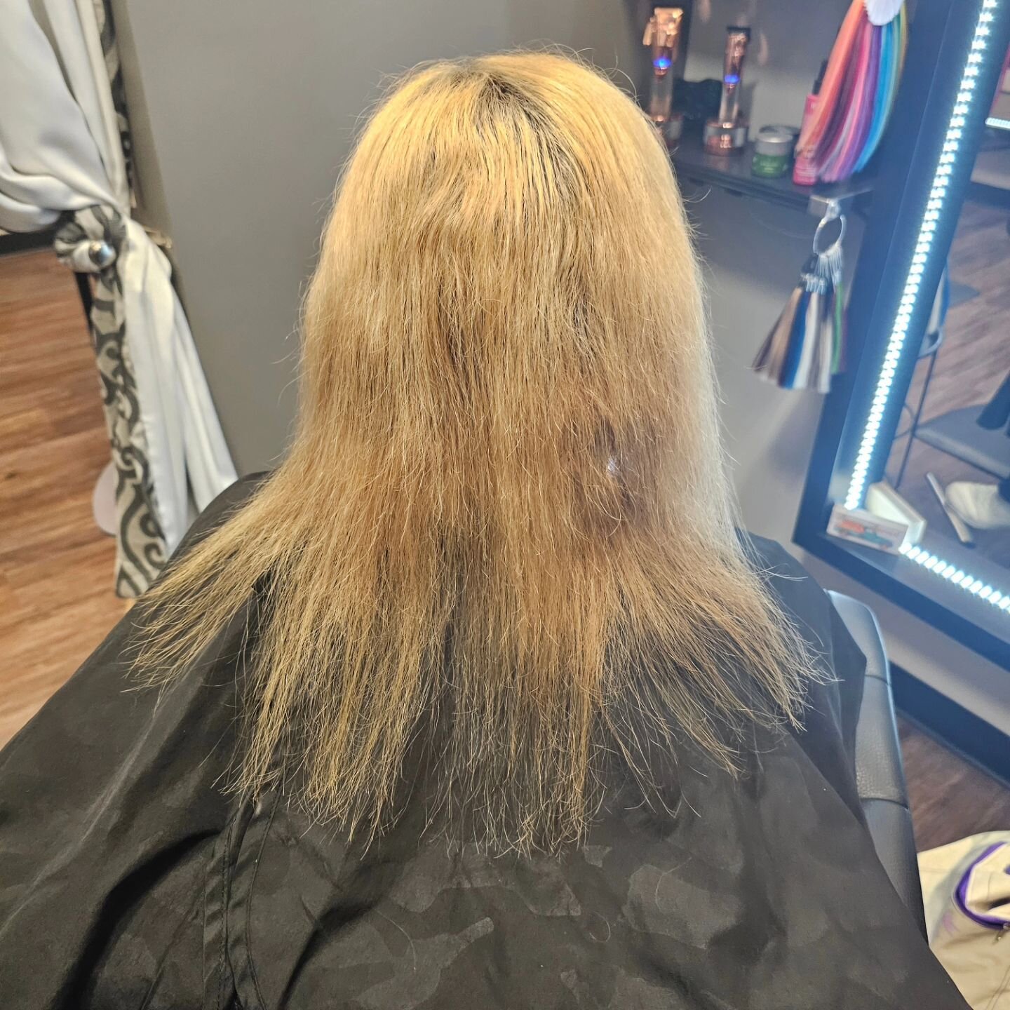 Swipe for the after! Had the pleasure of spending the day with my client Colleen to give her a complete overhaul🚨 this was my first time doing her hair, and we did it all! I removed her old hybrid weft extensions, did a color correction, keratin tre