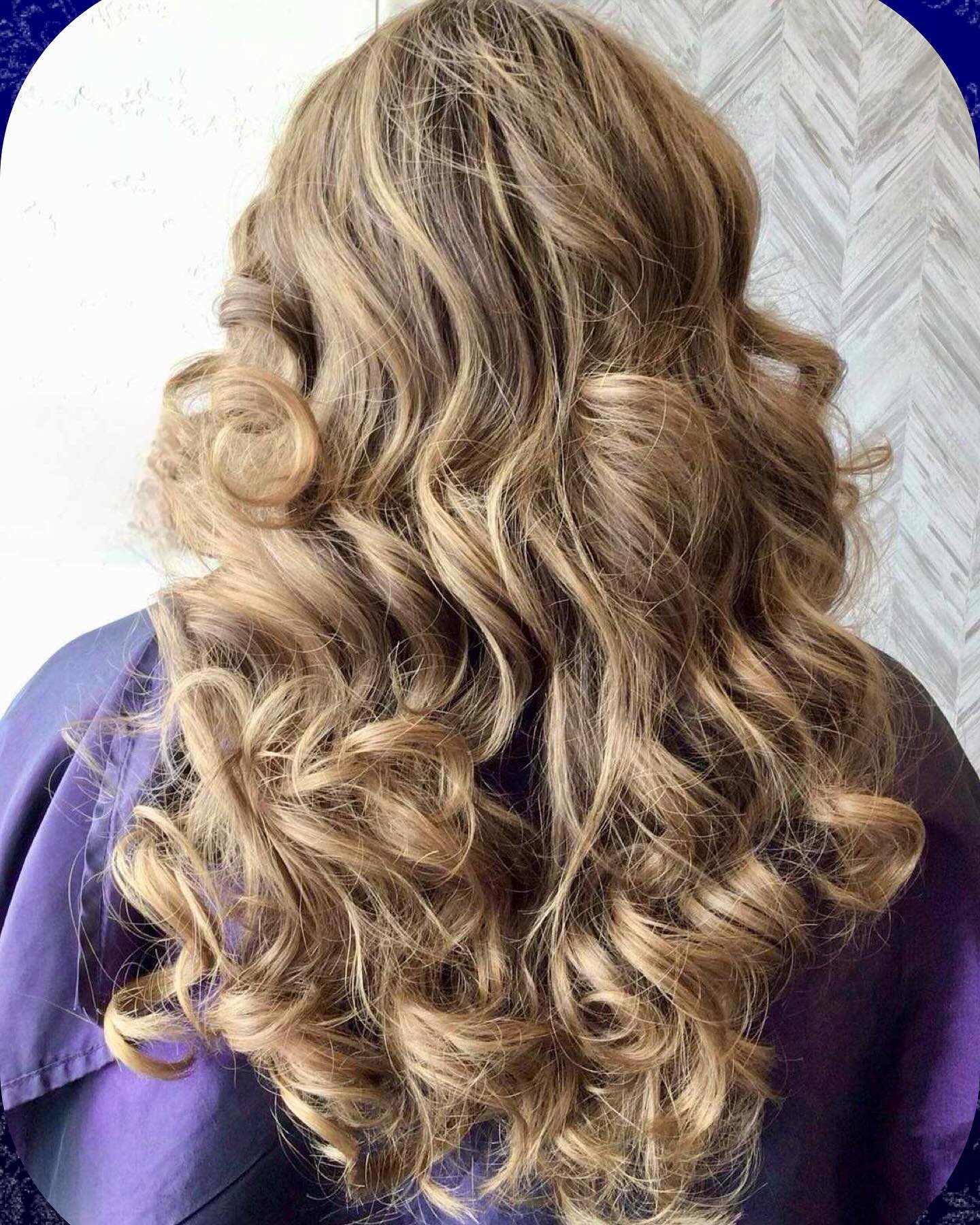 Cindy&rsquo;s good friend Ali wanted to go lighter and brighter. 🌞 so Cindy did a full head of foils and tipped out the ends. She did a cool balanced color gloss and a long layered haircut. 💛Anu did the blow dry and curling iron style finish 🎉 we 