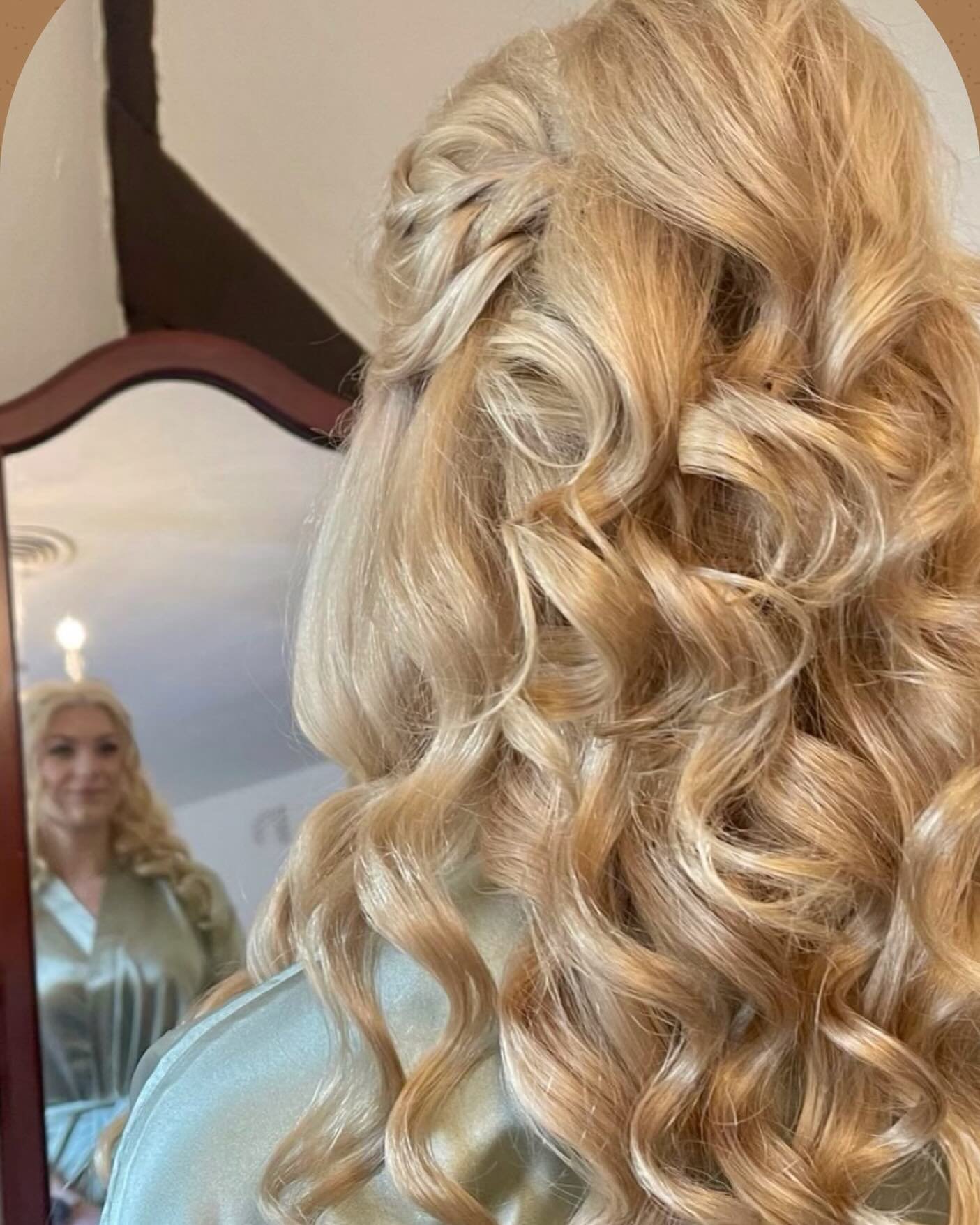 There is no better compliment than to have a total stranger (another hairstylist) compliment your client Nicole&rsquo;s hair color while she is styling her hair for a formal event!!! 🥇🎨 color by @theartistryofjustcin 
formal style by an unknown sty
