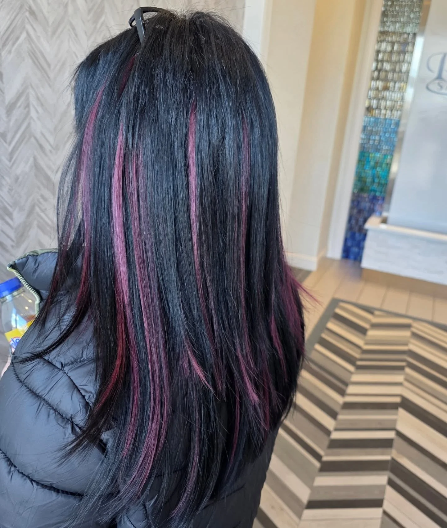 Swipe to see the before of a serious hair extension transformation. 🔎
 Keratin extensions can help with length, density or even just adding some high or low lights without the chemical process. They are lower maintenance than other methods and let y