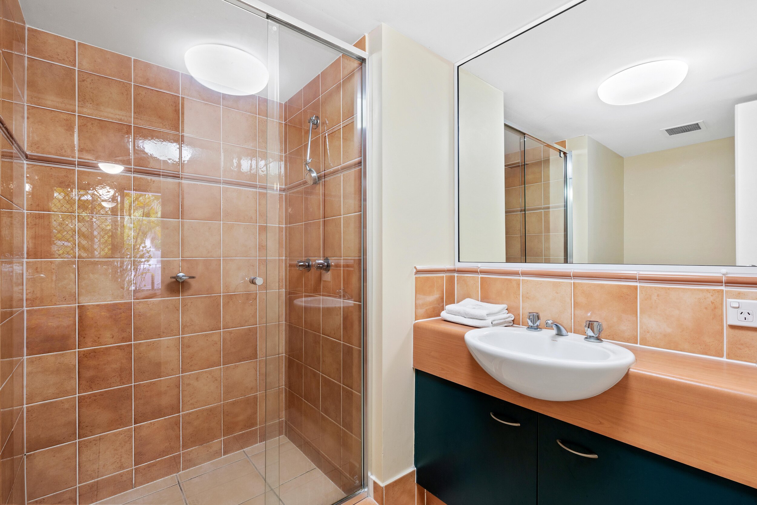 Kings-Bay-Apartments-bathroom5.jpg