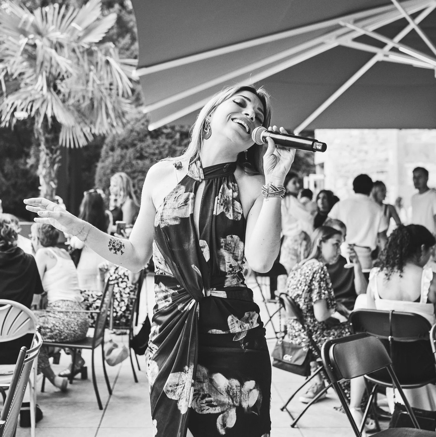 Sing and Smile 🎤

@chateaudeservolex 
@opheliedevezephotographe

#prestevent #dj #music #livemusic #summerduchateau #summer #chanteuse
