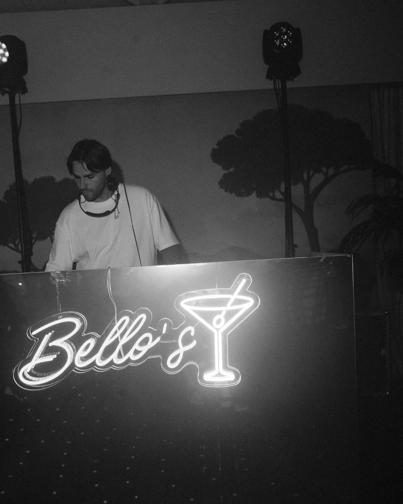 Bello&rsquo;s 🍸

@ladichosa @mezzatorrehotel @victoriamenechella &amp; @sergio_bello 
#prestevent #caprimoments #wedding #dj #voguewedding #italywedding #mezzatorreischia #ischiawedding #weddingmusic