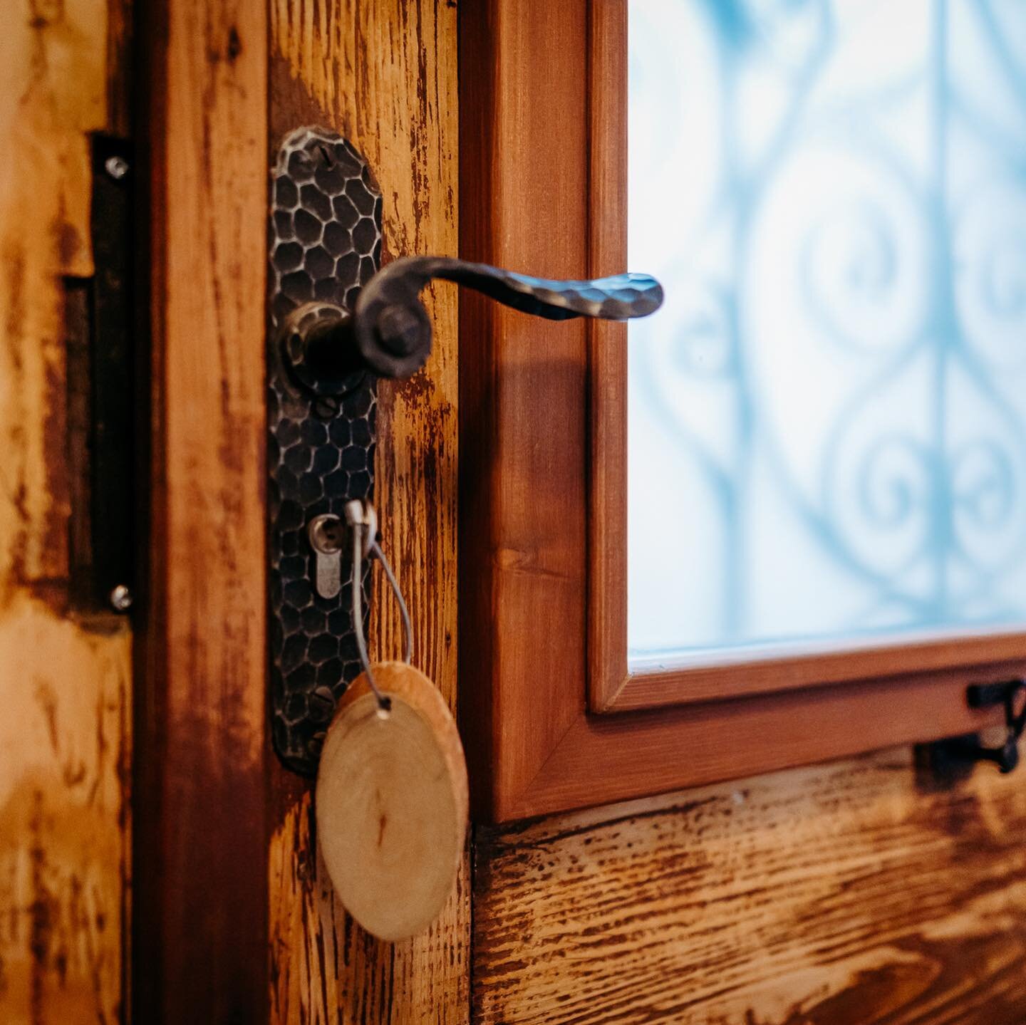 Kennt ihr eigentlich unsere Gästezimmer? 😊

Heute gibts mal einen kleinen Einblick in unsere Gästezimmer.
Jeder bekommt bestimmt bald wieder ganz viel Besuch, welcher nicht unbedingt zu Hause bei jedem untergebracht werden kann.
Oder Ihr habt eine