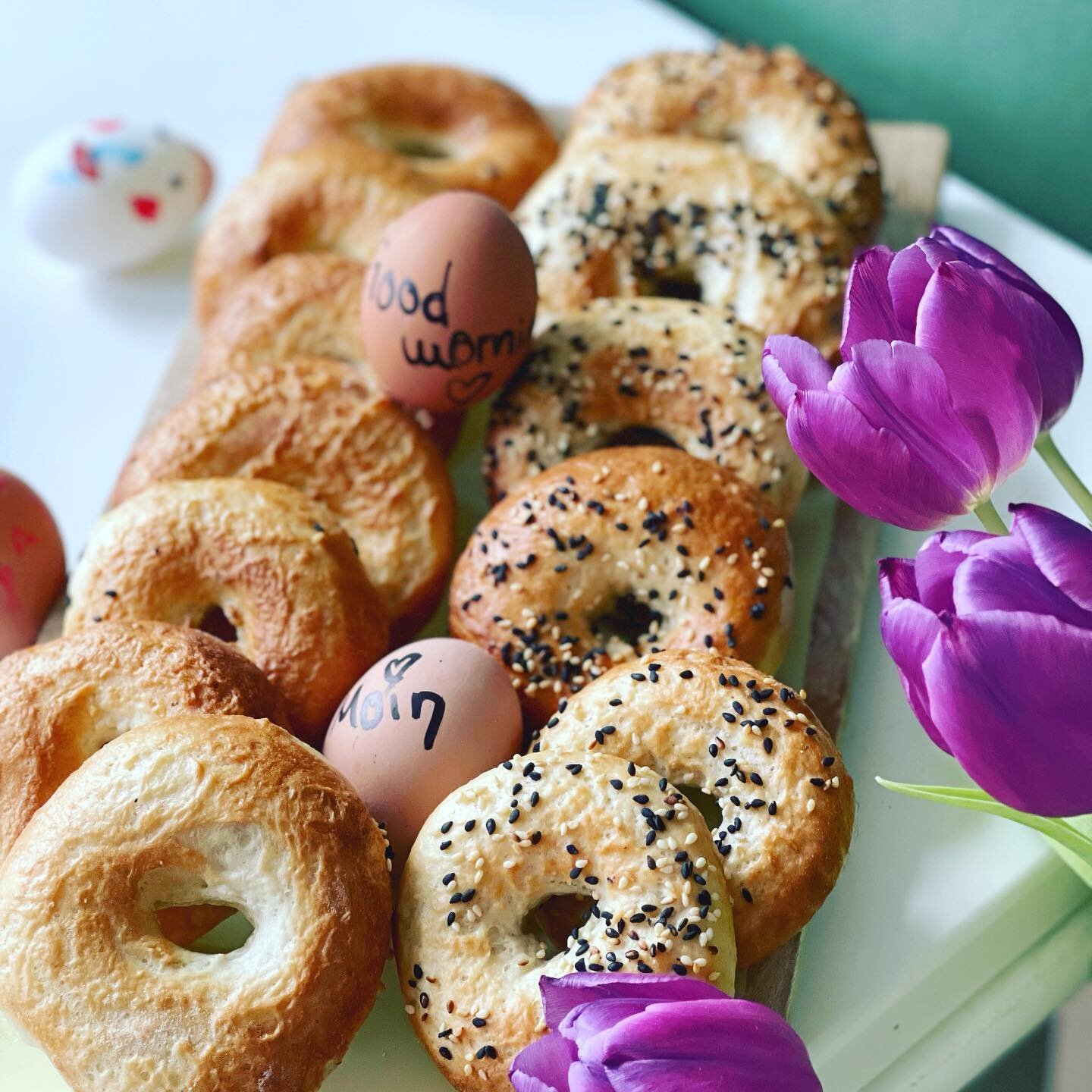 Good morning, Guten Morgen, Moin 😉, Gudde Moien, buenos dias, Bonjour, Goerdemorgen und einen schönen Sonntag!💛

Wir proben und kosten schon für unser Osterangebot🥯🐣🐰 

Seid gespannt 🤩 wir können aber schon mal verraten...
Das könnte echt L