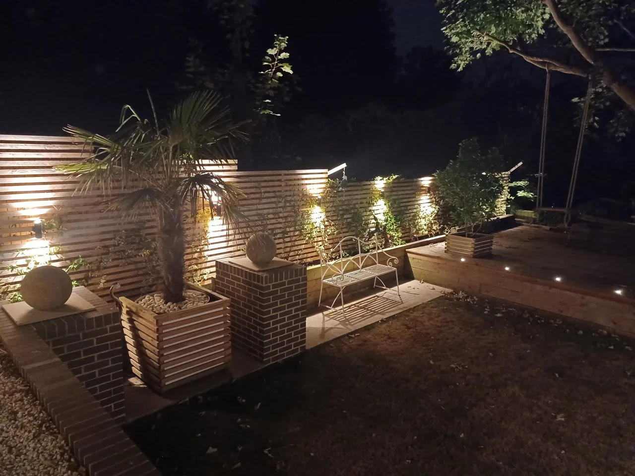 stable-cottage_garden_night2.jpg