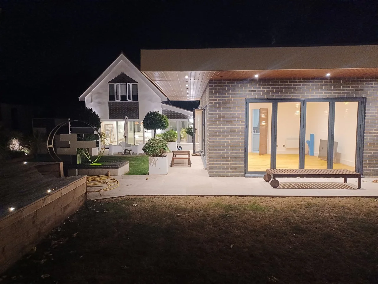 stable-cottage_garden_night4.jpg