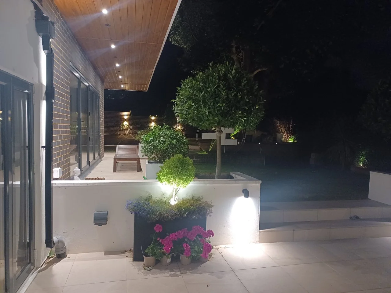 stable-cottage_garden_night6.jpg