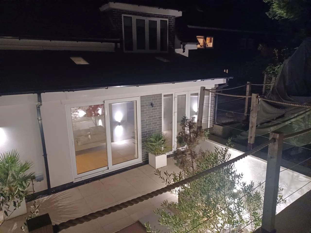 stable-cottage_garden_night9.jpg