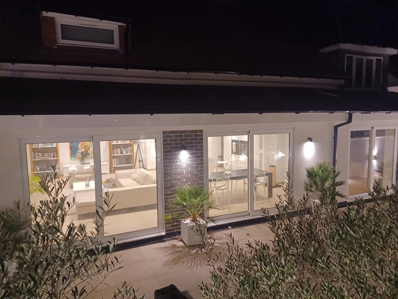 stable-cottage_garden_night10.jpg