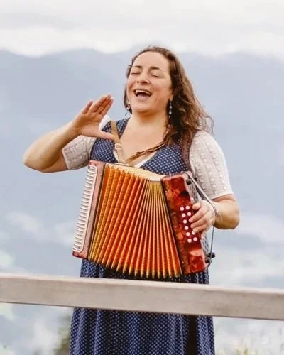 Jodeln am Berg mit Anita Biebl / Termine 2026: Jeweils Do 10.09. / 01.10. um 10:00 Uhr - 11:30 Uhr / Treffpunkt Katrin Talstation (Kassa)