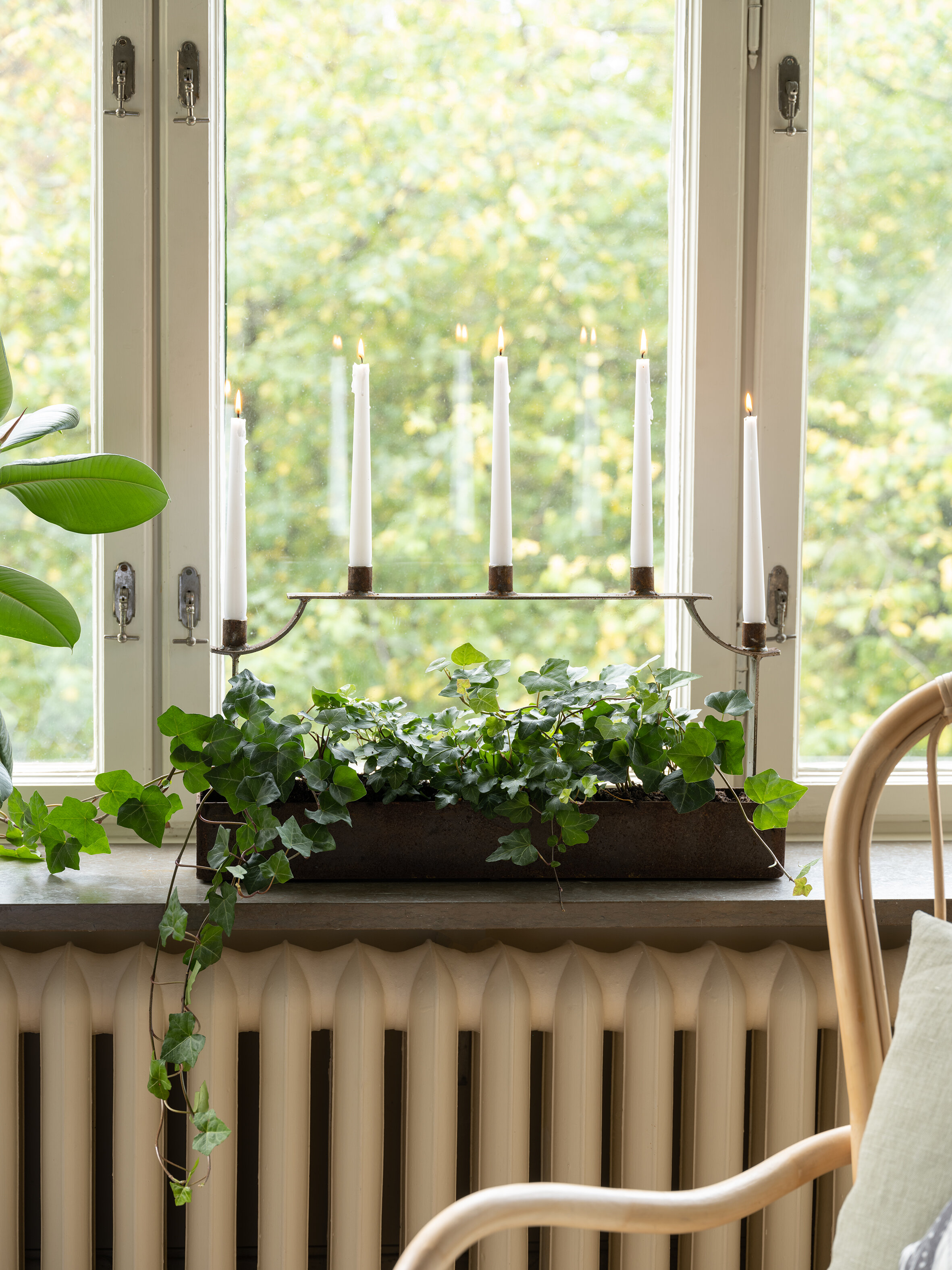 Blomlåda med rak ljushållare.jpg