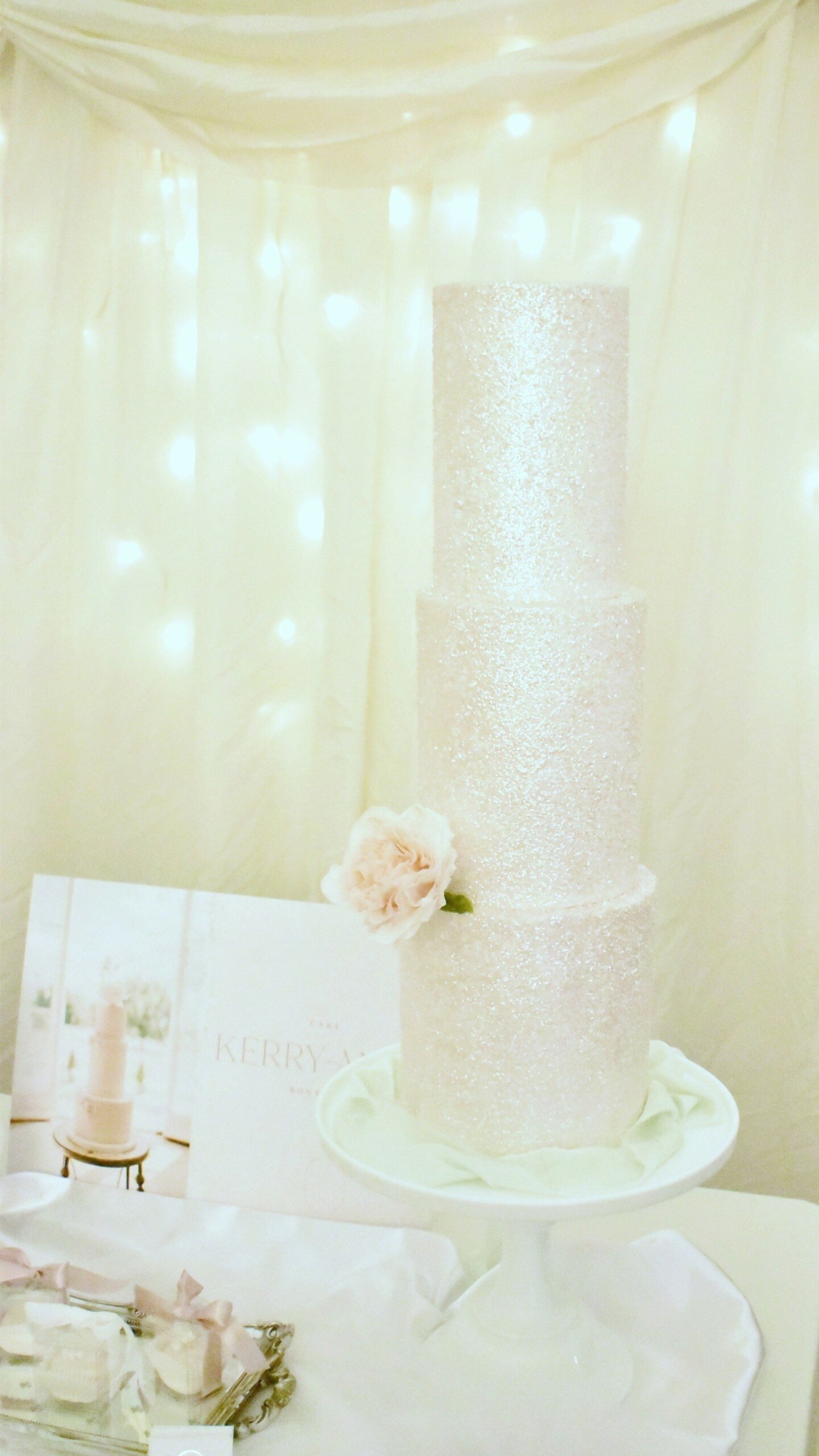 Sometime all you need is a bit of sparkle and a single sugar flower.
🤍
Your wedding cake doesn't have 
to be covered in flowers to make it jaw dropping. Contemporary, elegant very couture and of course the flower can be changed to suit your colour s