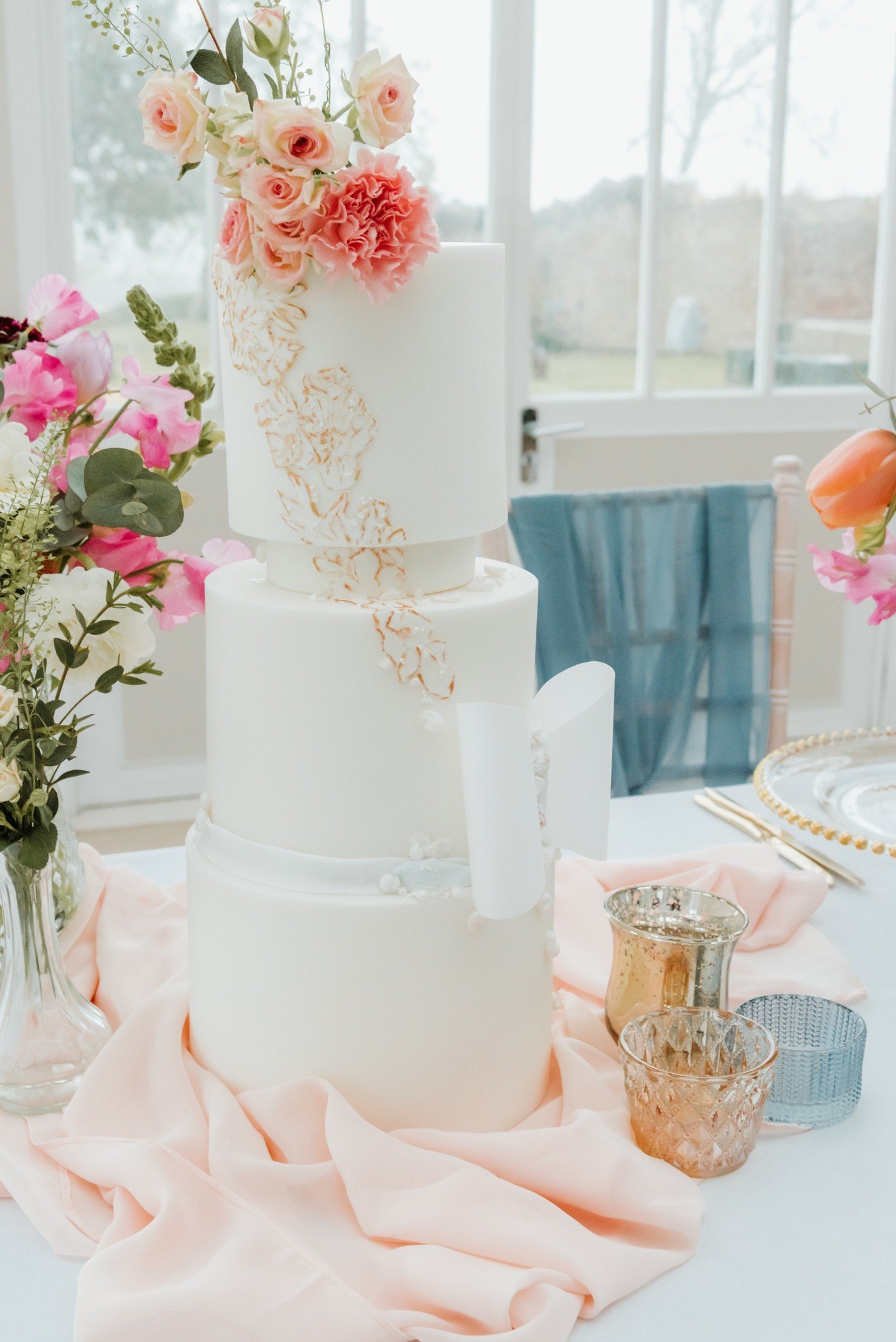 Who says you have to have a cake stand to show your wedding cake off beautifully?
🤍
Don't get me wrong, I do love to see a stunning cake on a stand that compliments the design and style of your wedding aesthetic but there are other options too.
🤍
P