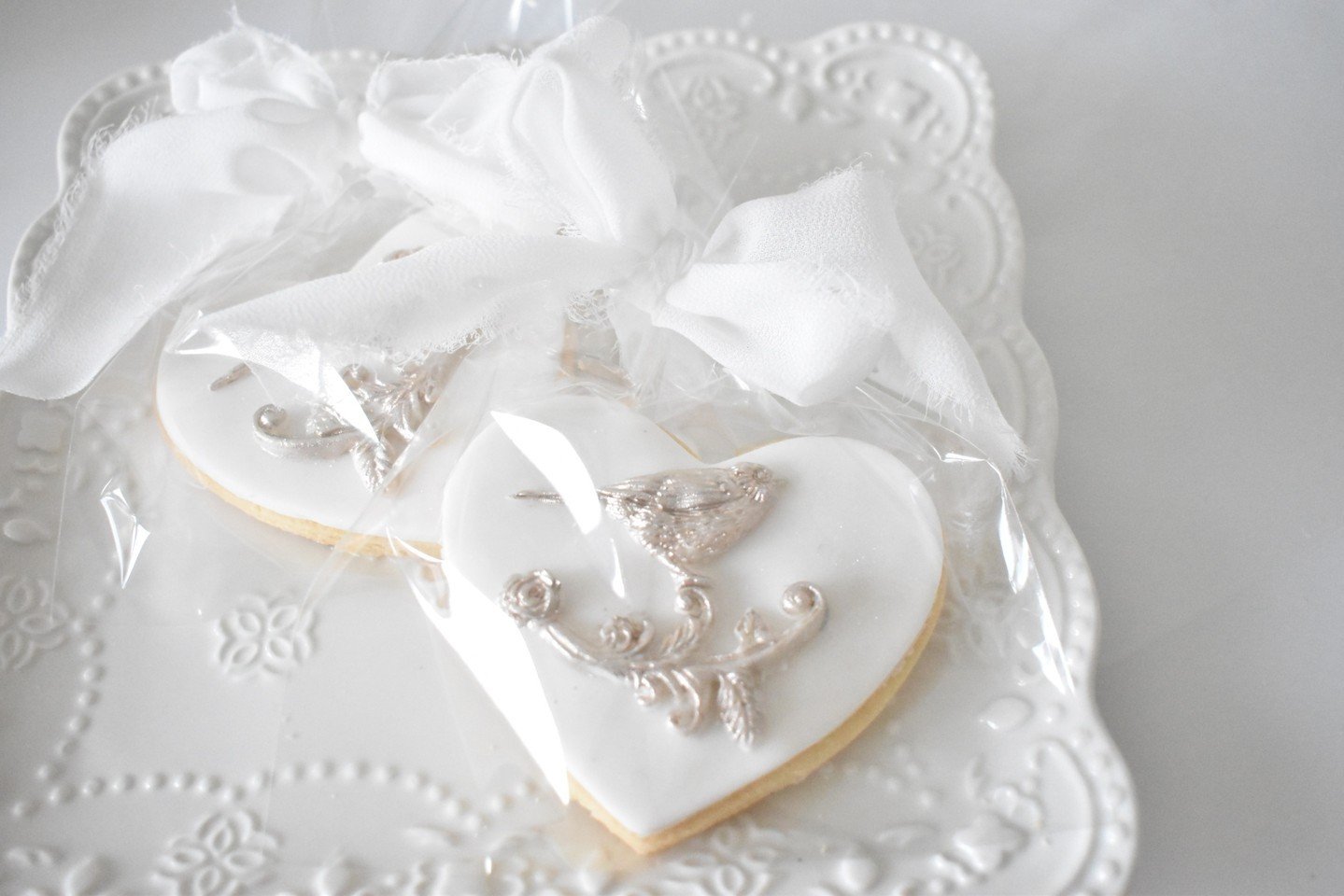 Matching wedding cookies. A surprise gift for the groom from his bride. 🤍
 

#weddingfavours #weddingcookies #weddingdaygift #essexweddings #essexweddingcakes #whiteandgoldwedding