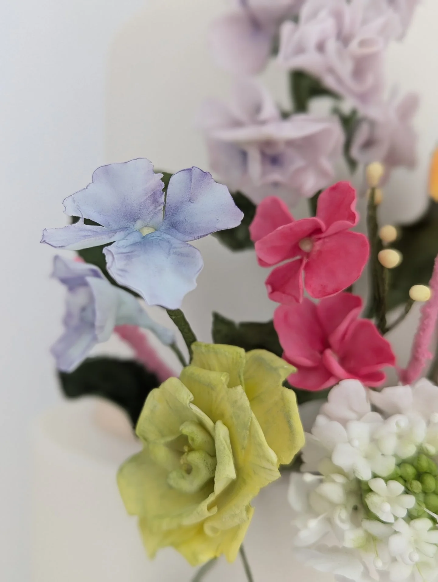 In the studio....

One of my favourite January jobs is sorting out all my spare sugar flowers and deciding which ones are good enough for future projects.

All my flowers are custom made for each couple, so the spares are used for new display cakes o