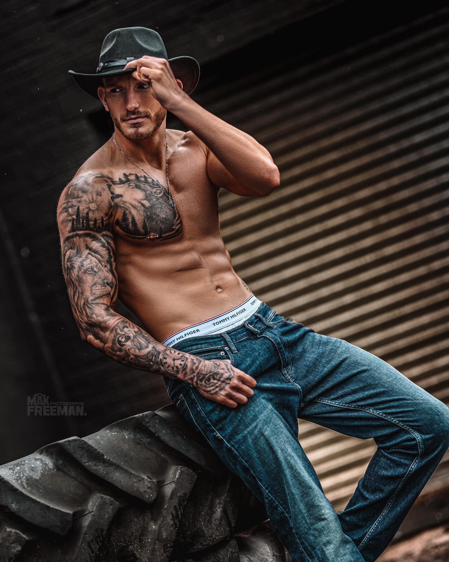 Fresh out of the camera from the recent photoshoot with @chrisbriggspt 

Stepping away from my normal gym shoots, we decided to mix things up and try something different outdoors.

Shot behind the @mofgym 

#malefitnessmodel #fitnessphotography #makf