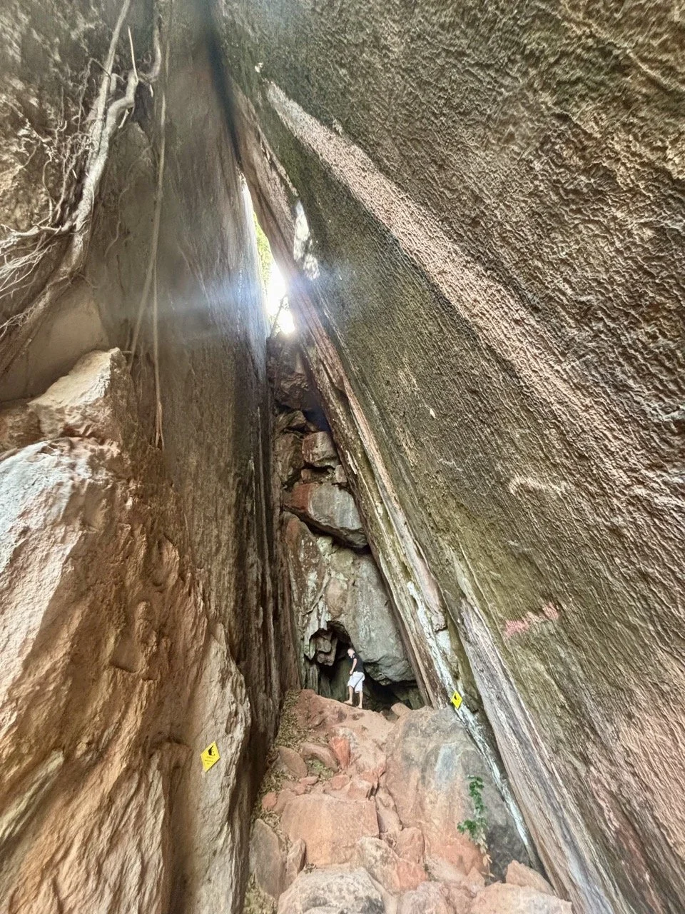 黃金時刻的攀牙灣海上景色，暖色陽光映照石灰岩岩壁與平靜海面，呈現詹姆士龐德島的夢幻風光。
