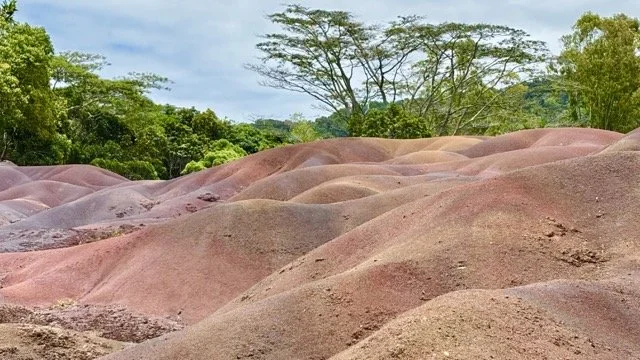 Chamarel 七色土觀景台全景，展示色彩斑斕砂丘與遊客觀景構圖建議（