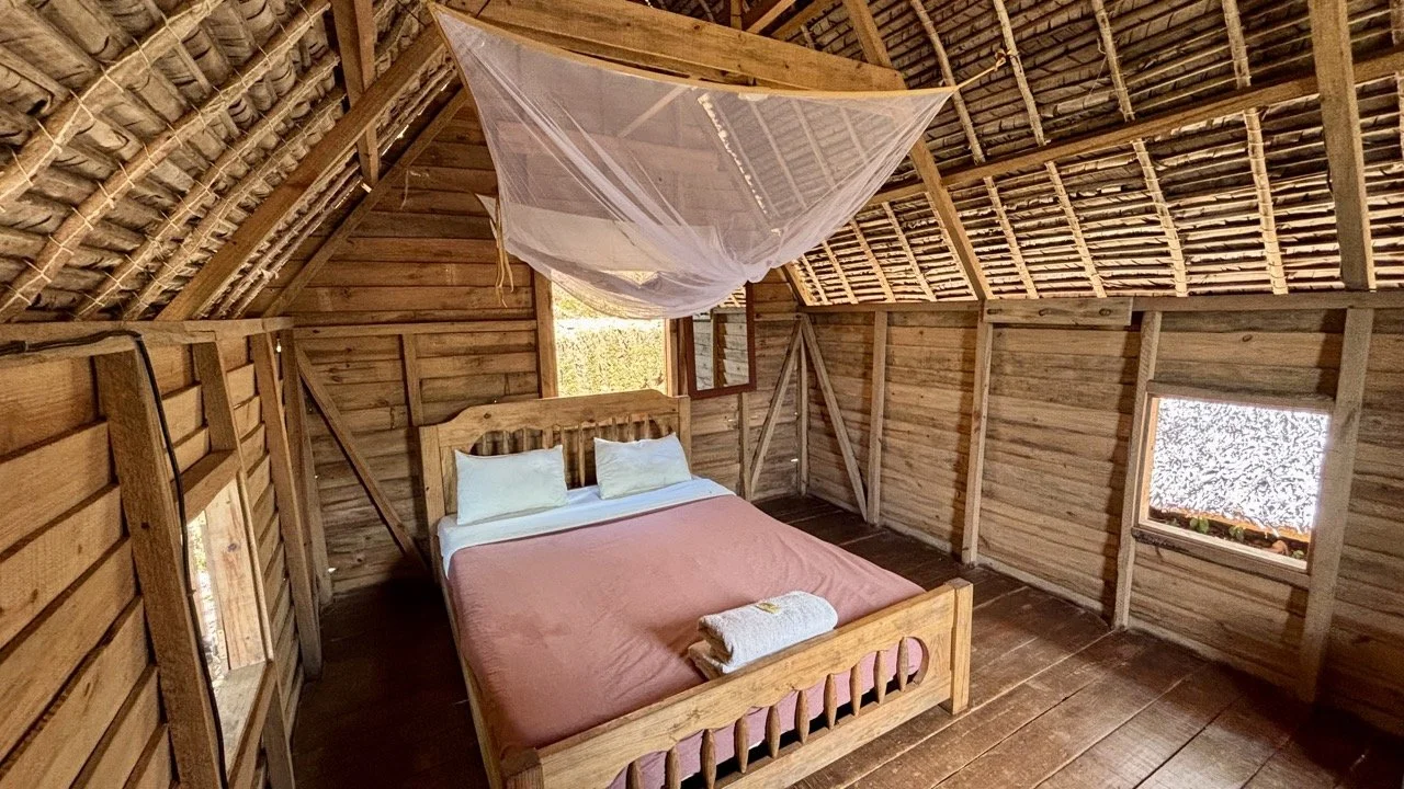 夜間營火與導遊故事分享，夜間導覽前的安全與文化準備；Campfire storytelling before a night walk — cultural context and safety briefing.