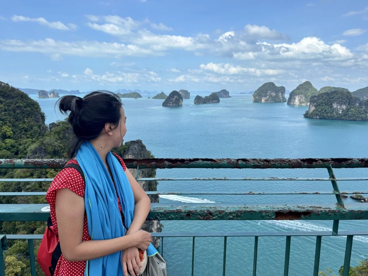 前往泰國喀比 Hong Lagoon 洪島潟湖的船隻穿越狹窄的石灰岩峭壁入口，岩壁與清澈海水形成壯觀的天然通道，是 洪島潟湖遊船、Hong Islands 一日遊及喀比自然奇景 的熱門拍攝主題。 Boats pass through a narrow limestone entrance to Hong Lagoon in Krabi, Thailand, revealing a spectacular natural passage.  複製檔名與 ALT Text