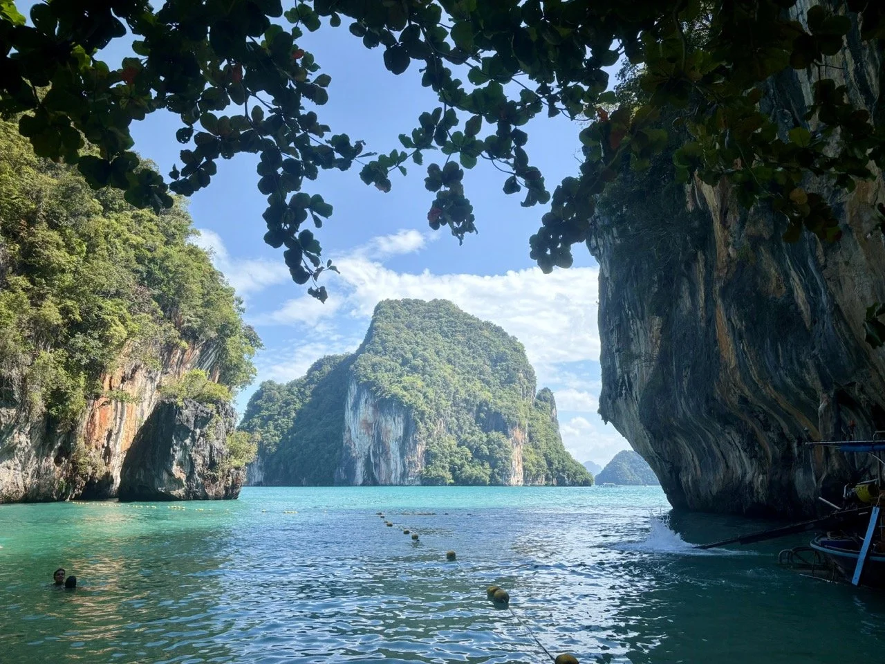 泰國喀比老拉丁島 Lao Lading Island 擁有潔白沙灘、清澈海水與高聳石灰岩峭壁，是 Lao Lading Island 旅遊、洪島群島一日遊及喀比海灘推薦 中很受歡迎的海島景點。 Lao Lading Island near Krabi features a white-sand beach, clear water and towering limestone cliffs.  複製檔名與 ALT Text