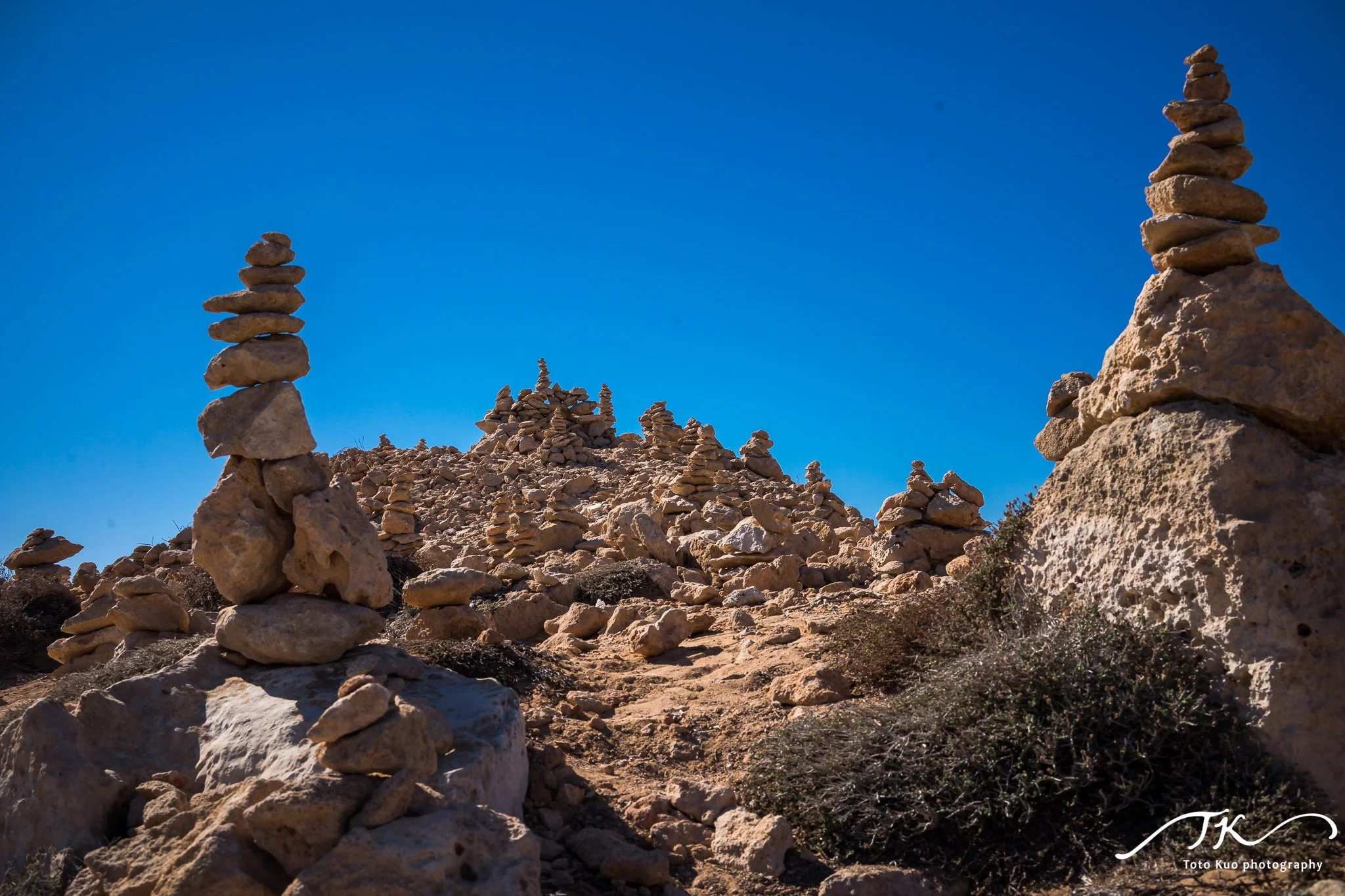 Cape Greco 洞穴入口 長曝與低光攝影策略，強調前景岩石紋理與海面絲化效果。