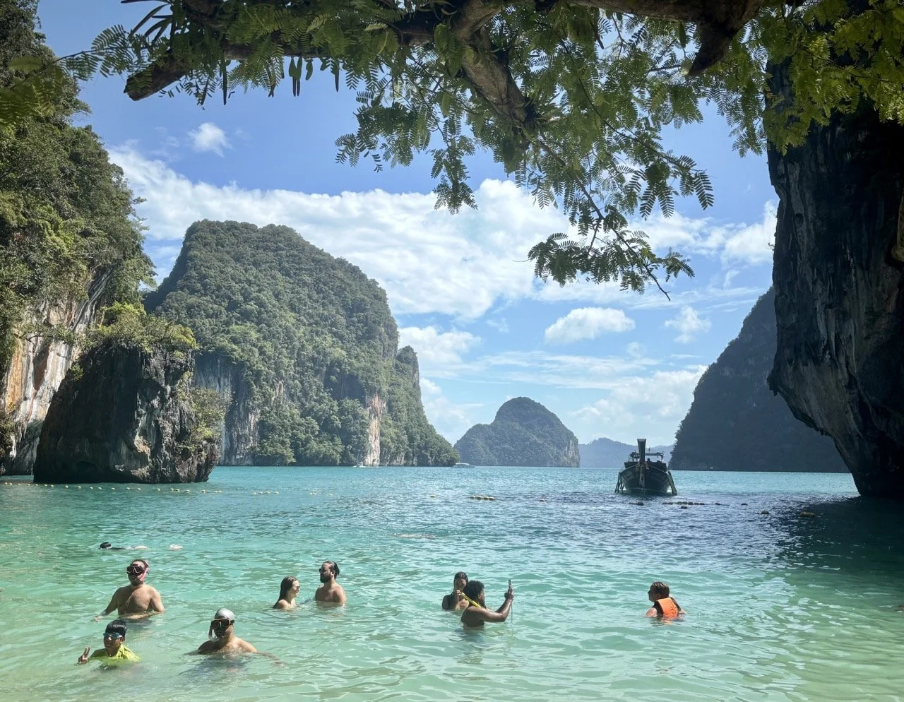 泰國喀比洪島潟湖 Hong Lagoon 擁有迷人的翡翠綠海水，四周被高聳石灰岩峭壁包圍，是 Hong Lagoon 洪島潟湖、喀比必去景點及泰國隱藏版海島秘境 的代表性自然景觀。 Hong Lagoon in Krabi, Thailand, features emerald-green water surrounded by towering limestone cliffs.  複製檔名與 ALT Text