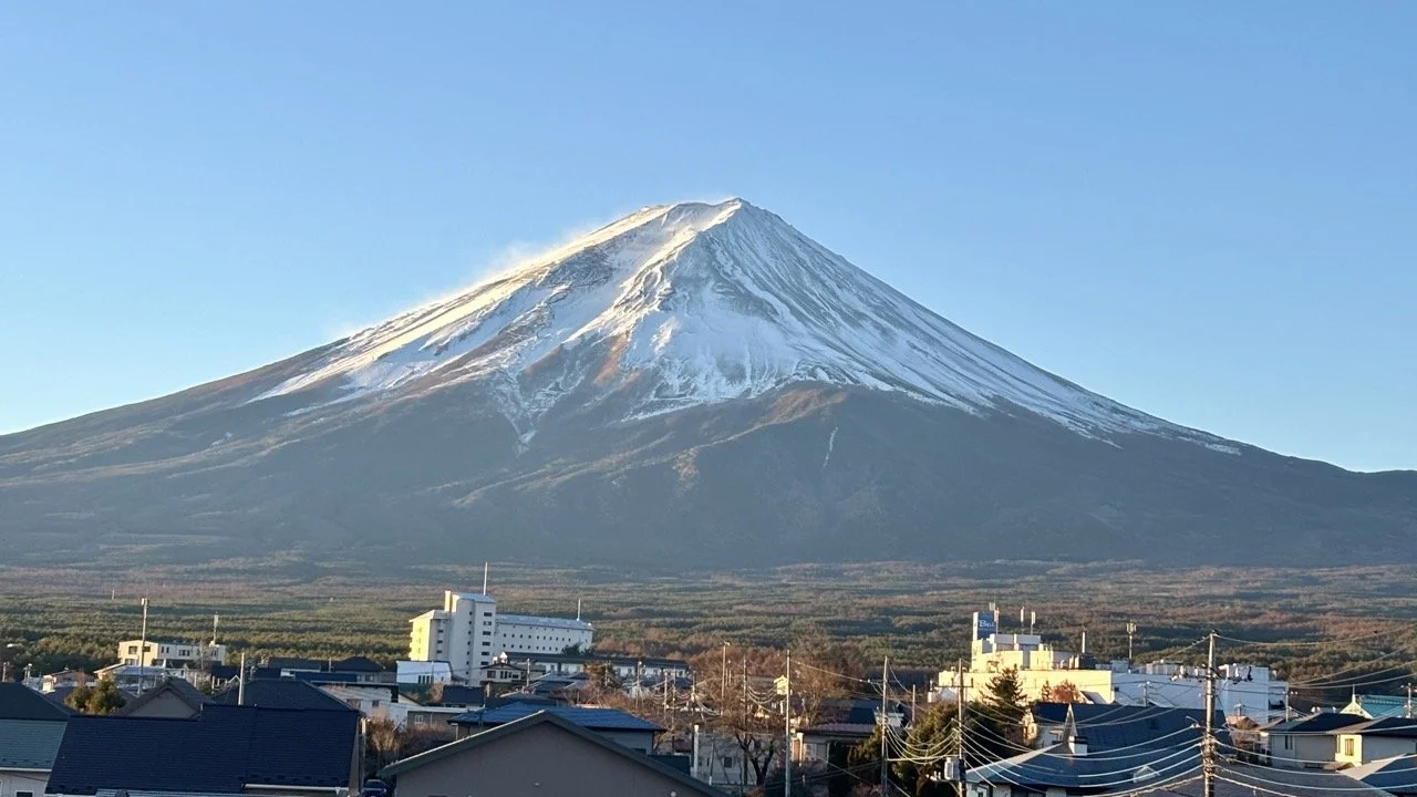 下吉田本町通筆直街道正對富士山的城市風景，展現傳統街區與自然山景交織的河口湖旅遊特色。