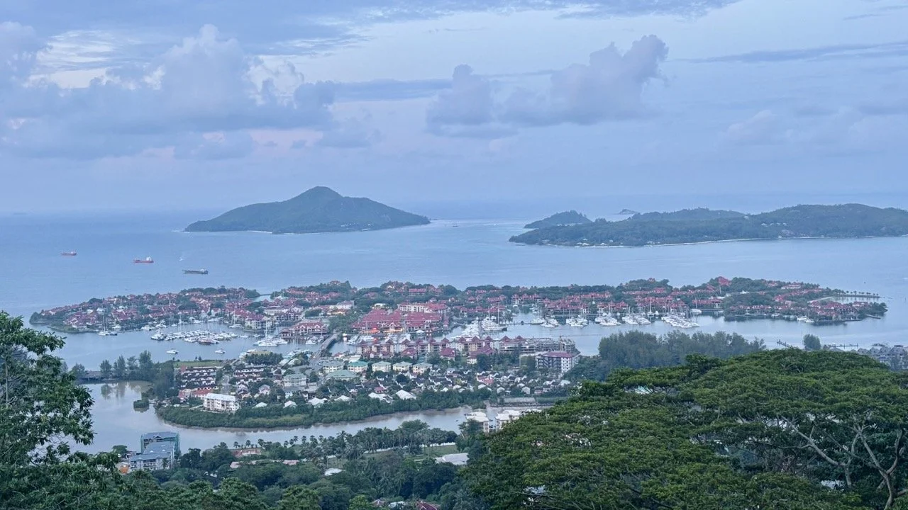 塞席爾馬埃島南端 Police Bay 的偏遠海岸、天然岩石與開闊海景，呈現較少遊客造訪的原始島嶼風貌。