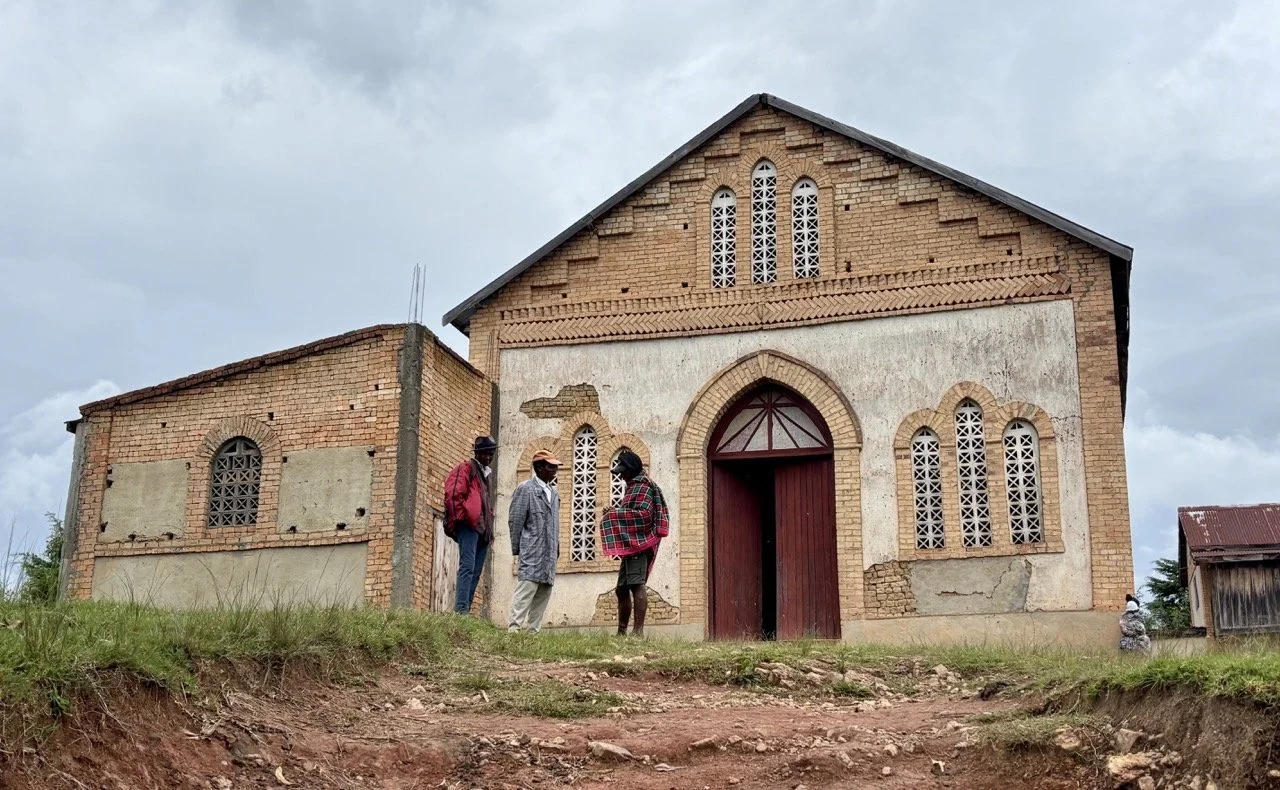 南方服飾於儀式場合的展示：祭典中服飾的正式穿著與社會意義；Southern costume in ceremonial display — formal wear during festivals and social significance.