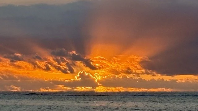 空拍視角的珊瑚礁與夕陽景色，適合宣傳模里西斯浮潛與生態旅遊行程。 Aerial view of coral reefs at sunset—ideal for promoting snorkeling and eco‑tourism experiences in Mauritius.