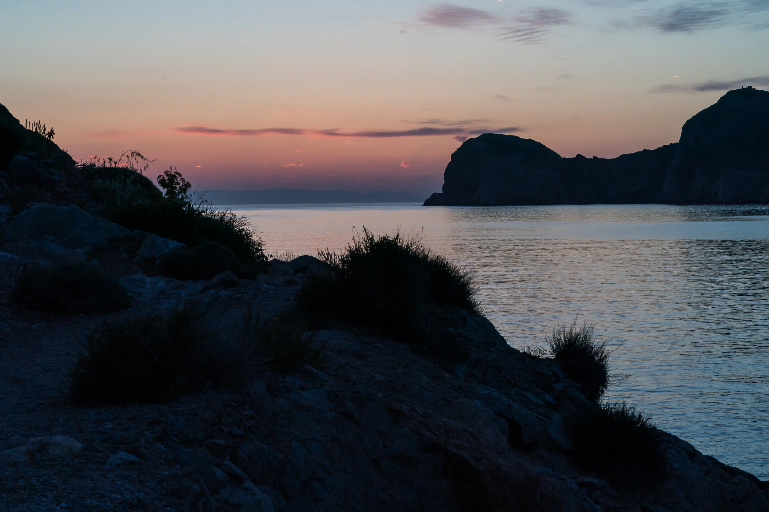 錫羅斯島提供安靜的度假氛圍與絕美的愛琴海海景，是旅行必去小島。／Syros offers a peaceful holiday vibe with breathtaking Aegean views, making it a must-visit island.