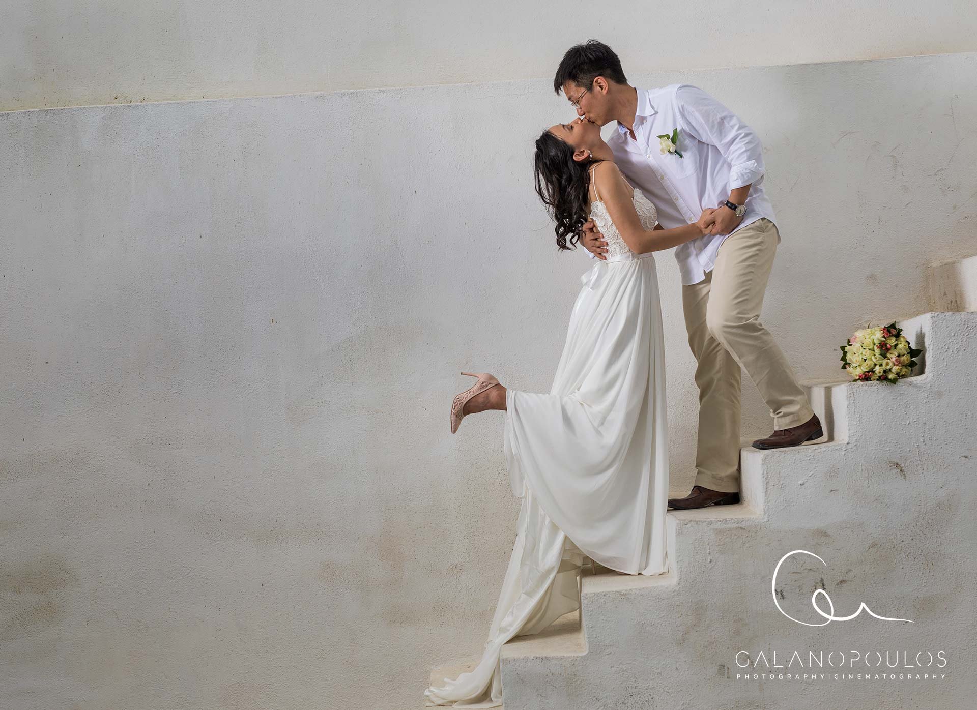 屋頂幕後花絮與布光準備：婚紗拍攝團隊如何在清晨布置與打光以避開遊客；Rooftop BTS and lighting prep — how the team sets up at dawn to avoid crowds and light the shoot.