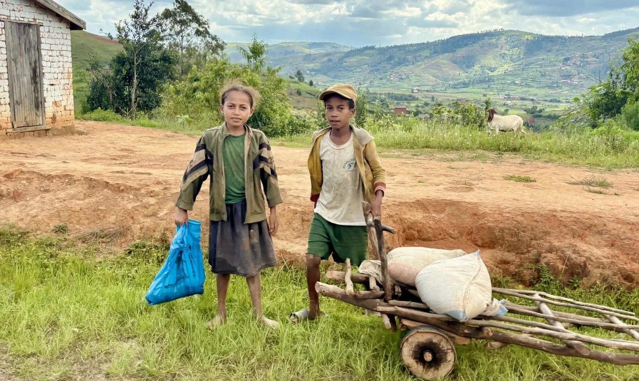 村落兒童環境人像，溫暖互動與文化攝影建議（先徵詢同意）；Village children environmental portraits — warm interactions and cultural photo etiquette.