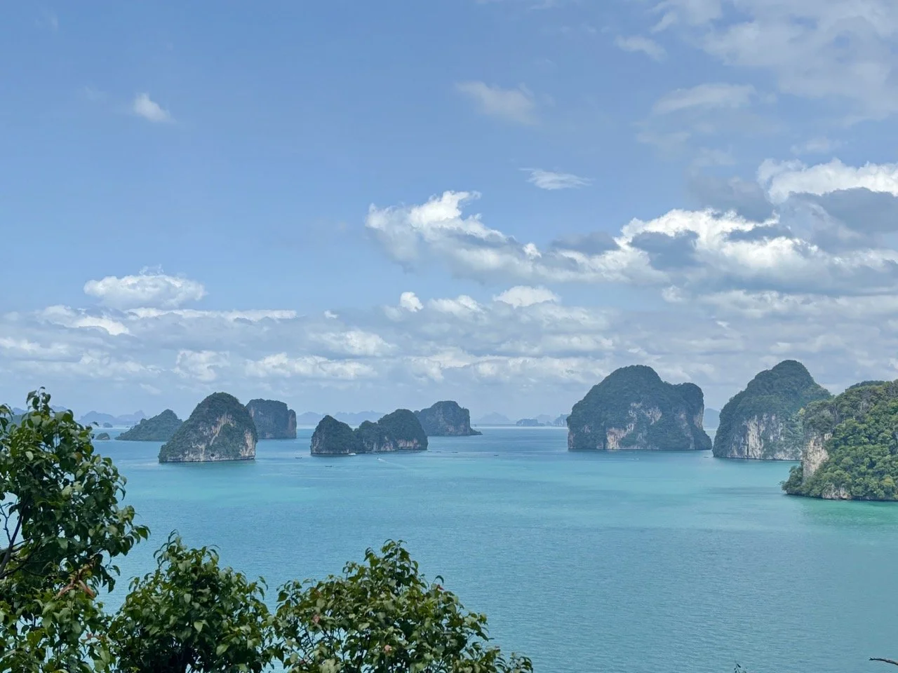 前往泰國喀比洪島 360 度觀景台的步道與階梯，讓旅客能登高欣賞島嶼與海洋景觀，是規劃 Hong Island viewpoint 徒步路線、洪島登高觀景及喀比戶外旅遊 時值得留意的實用資訊。 Steps and walking trails lead visitors toward the Hong Island viewpoint in Krabi, Thailand, subject to current access rules.  複製檔名與 ALT Text